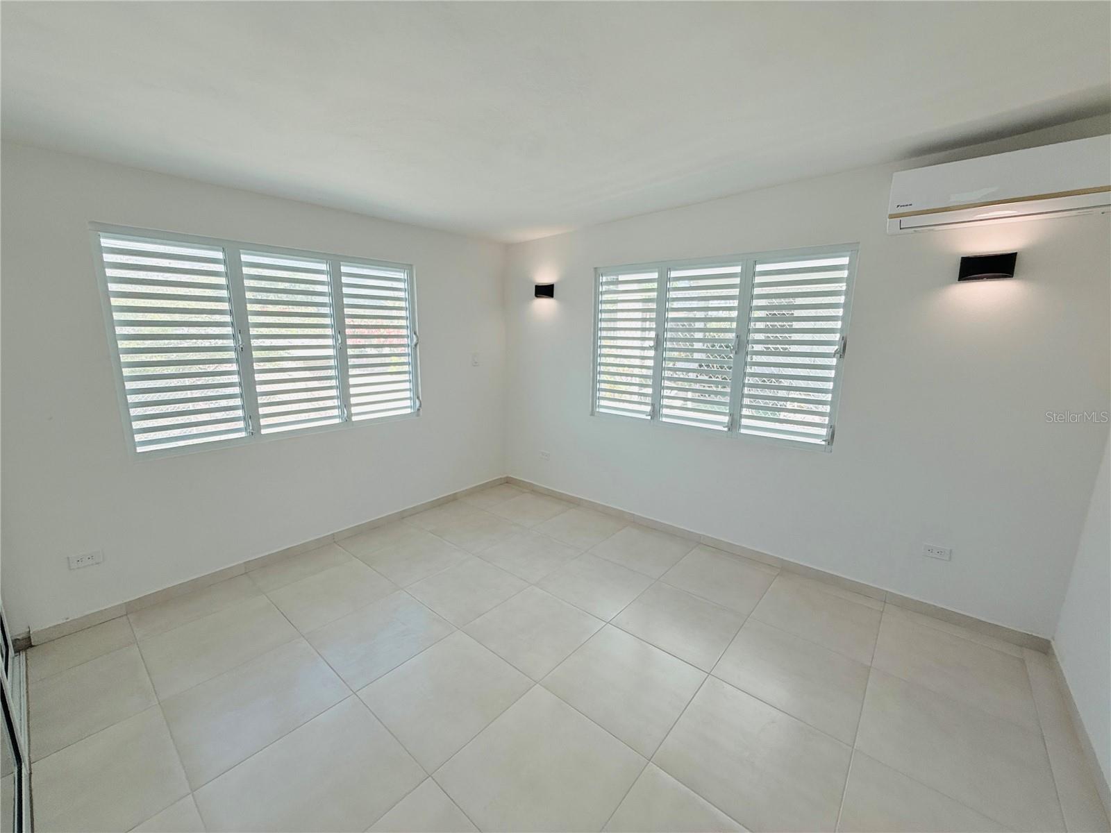 EXT. BUSO HUMACAO - Residential