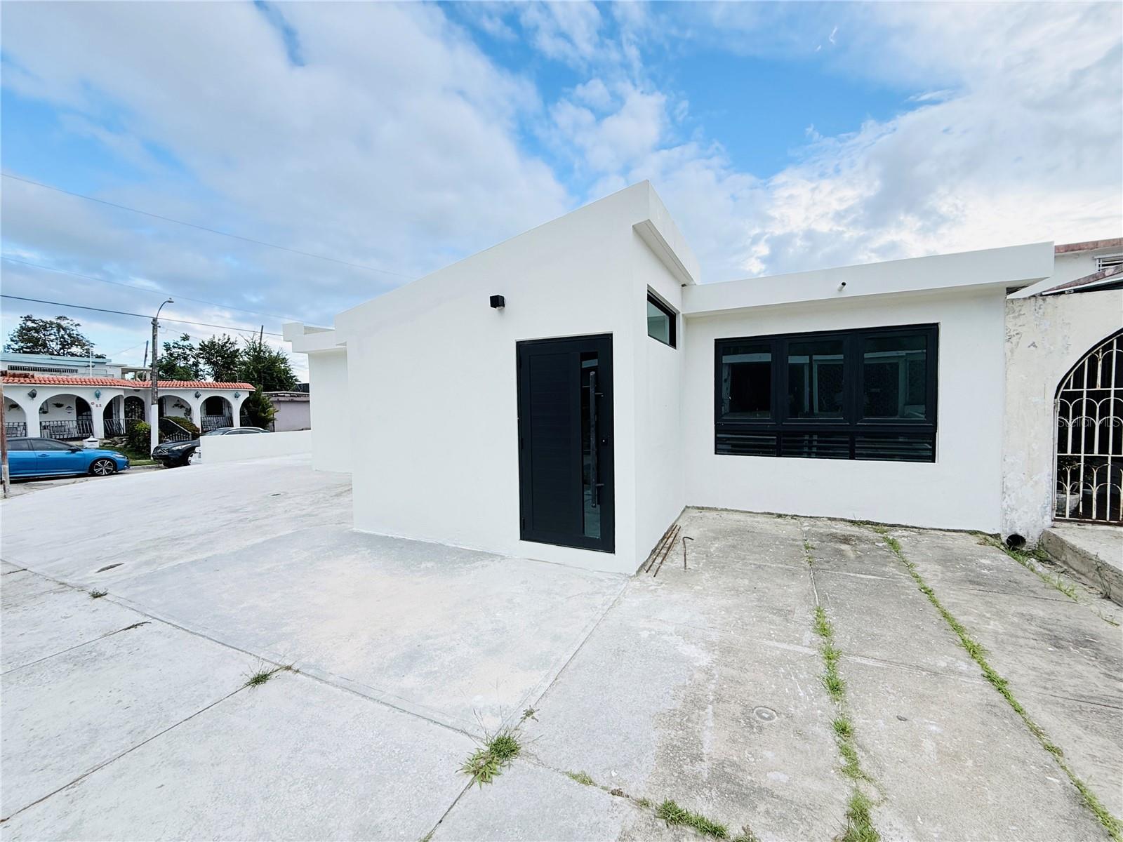 EXT. BUSO HUMACAO - Residential