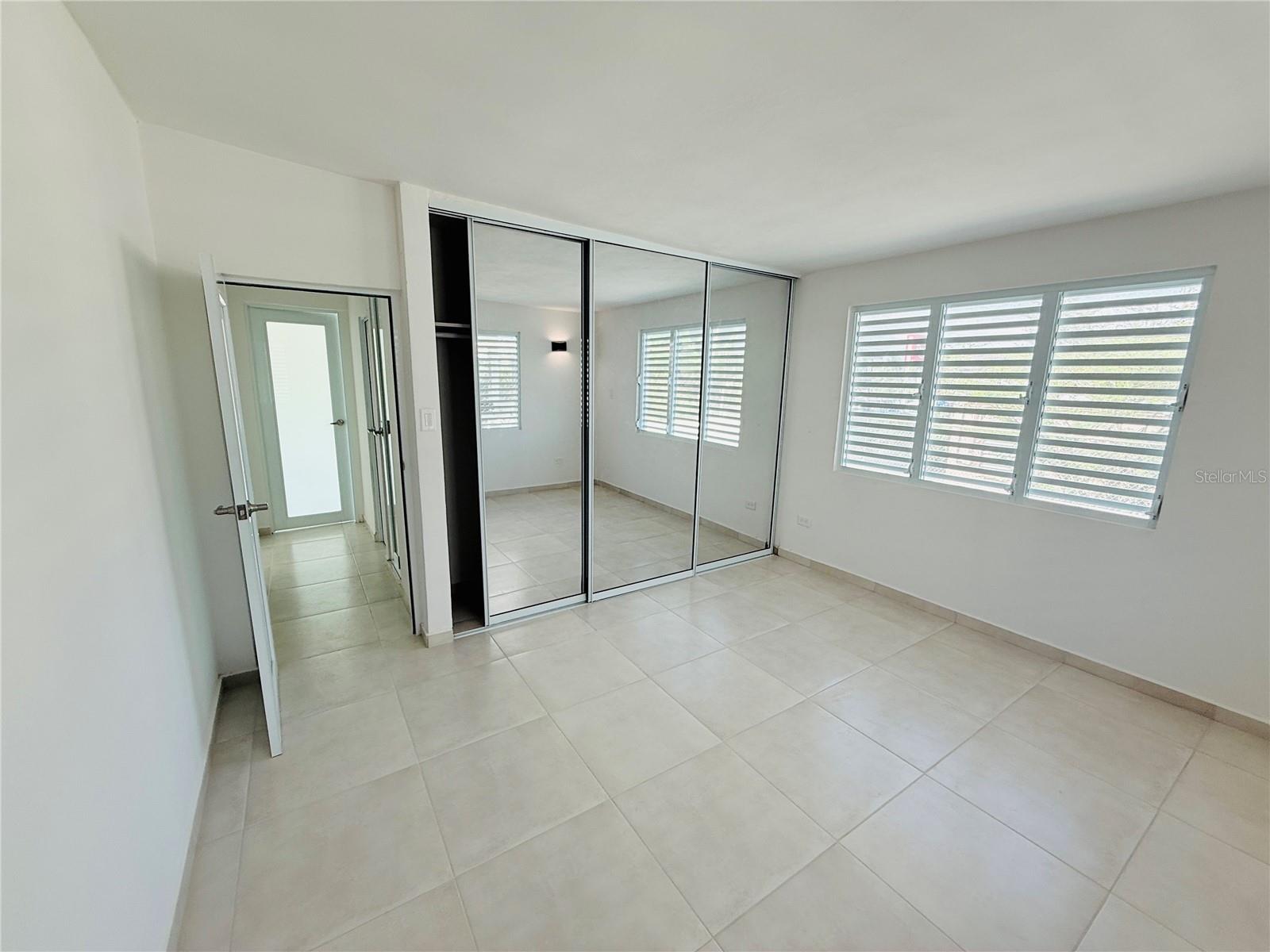 EXT. BUSO HUMACAO - Residential