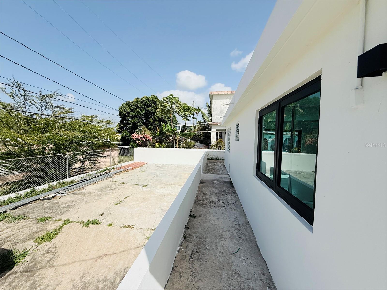 EXT. BUSO HUMACAO - Residential