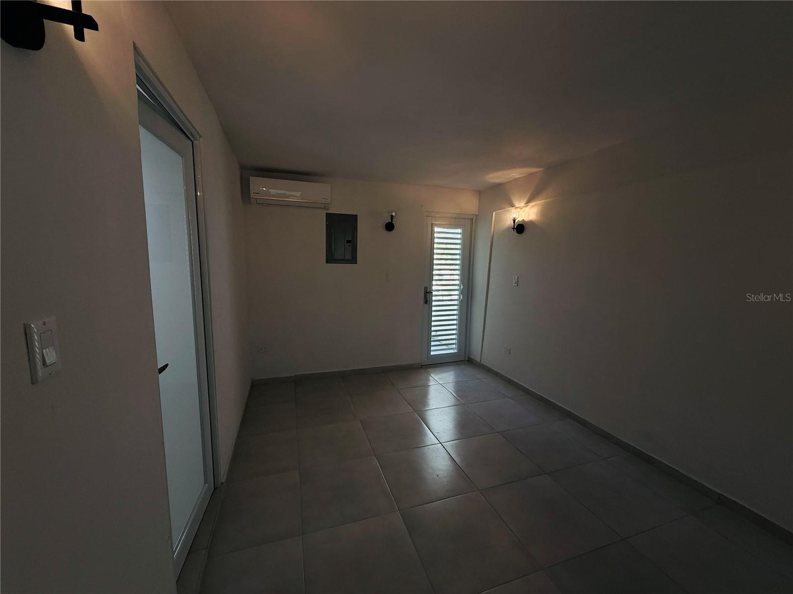 EXT. BUSO HUMACAO - Residential