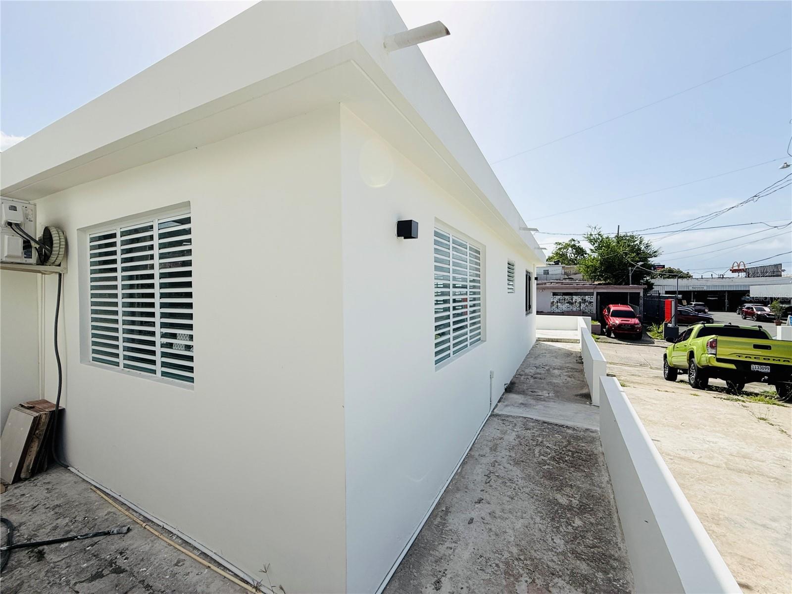 EXT. BUSO HUMACAO - Residential