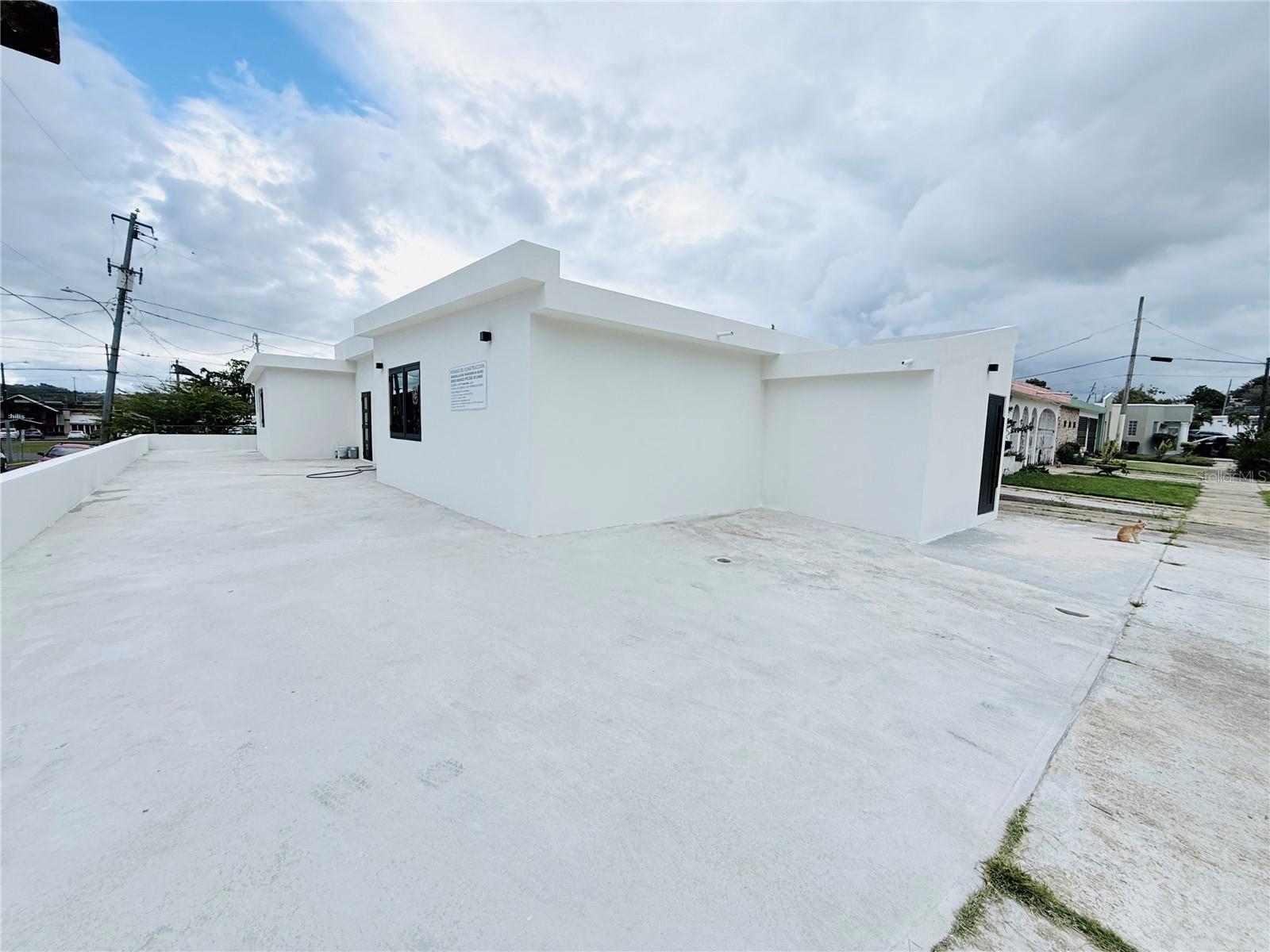 EXT. BUSO HUMACAO - Residential