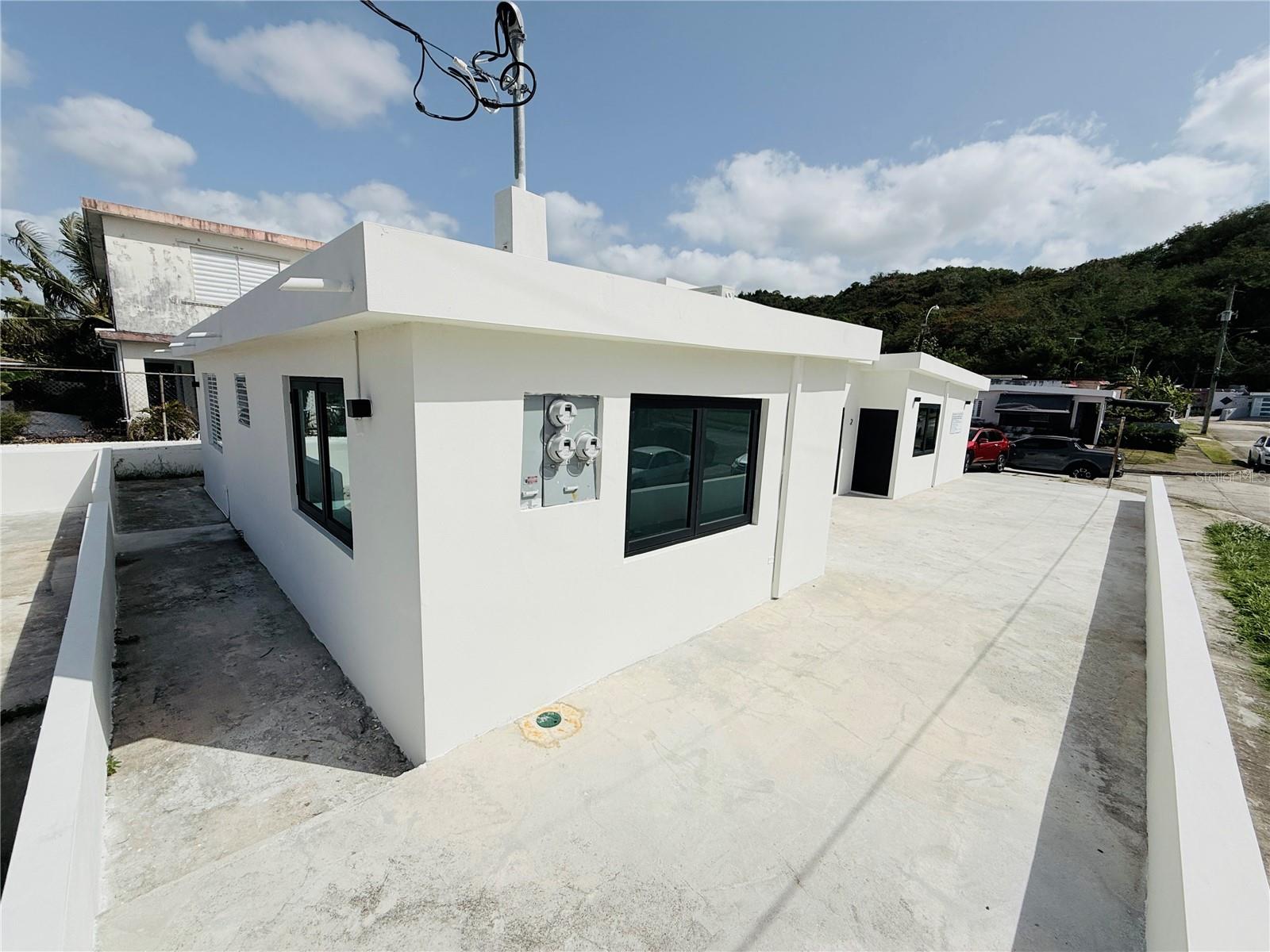 EXT. BUSO HUMACAO - Residential