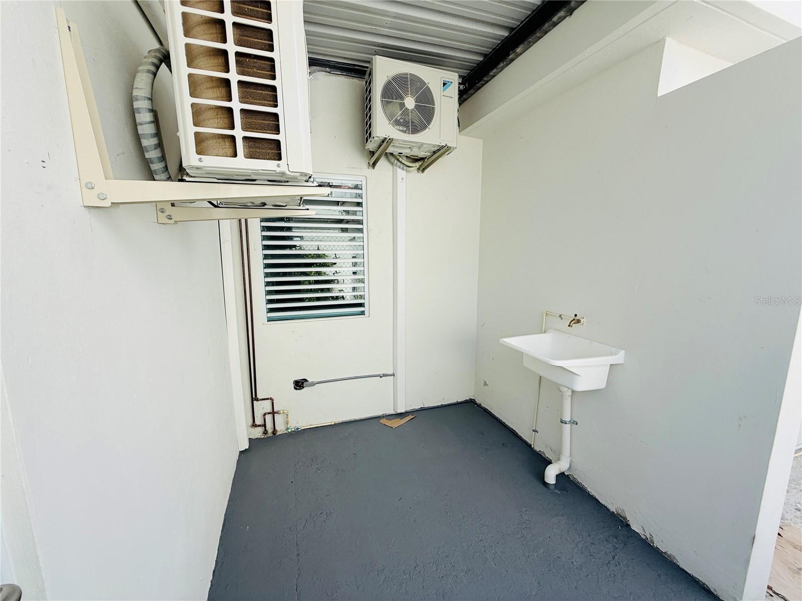 EXT. BUSO HUMACAO - Residential