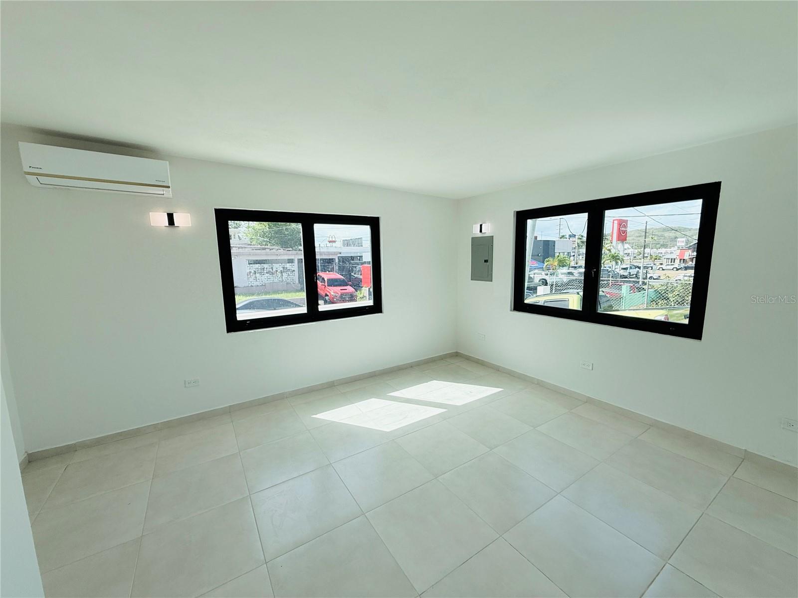 EXT. BUSO HUMACAO - Residential