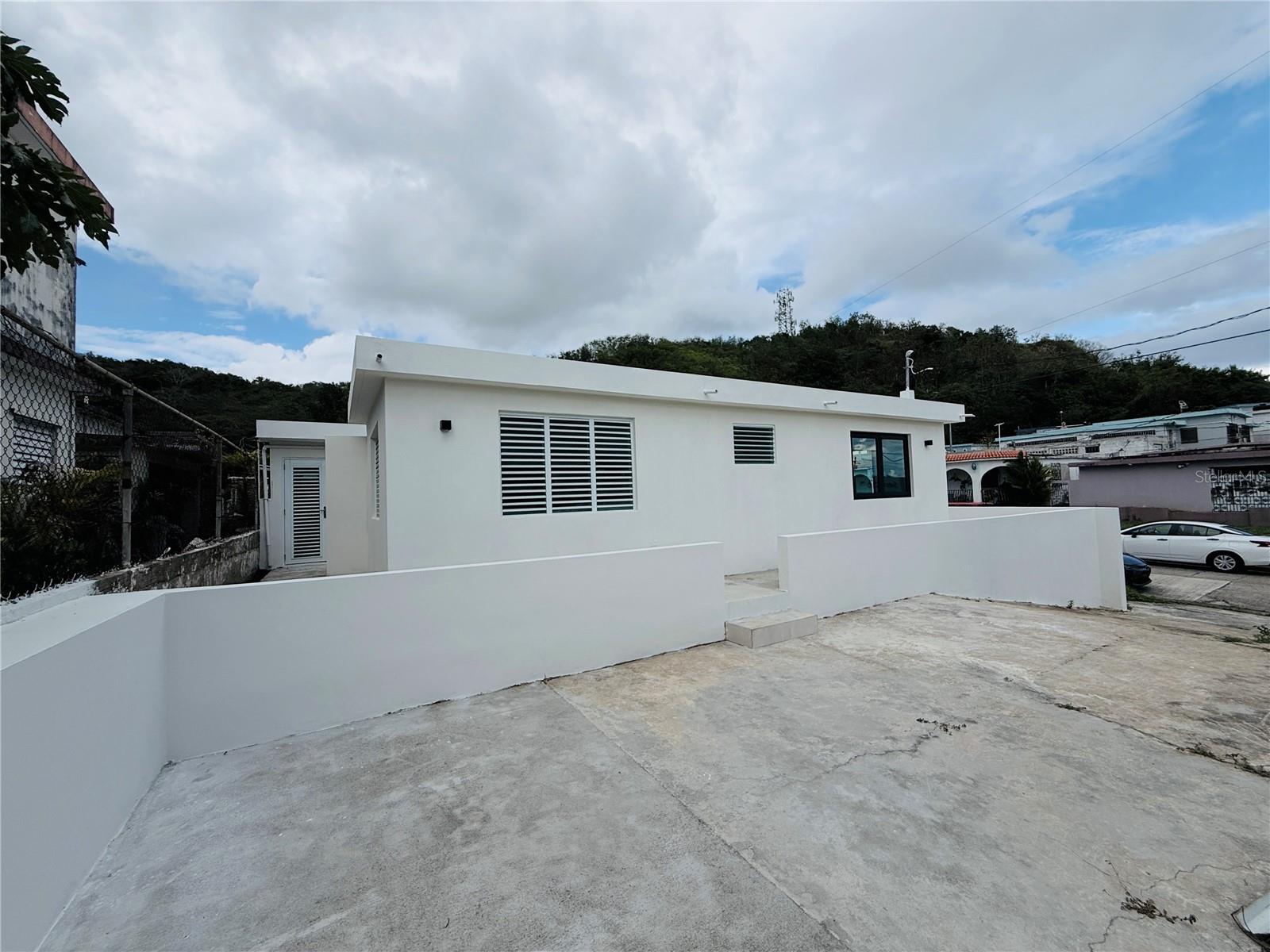EXT. BUSO HUMACAO - Residential