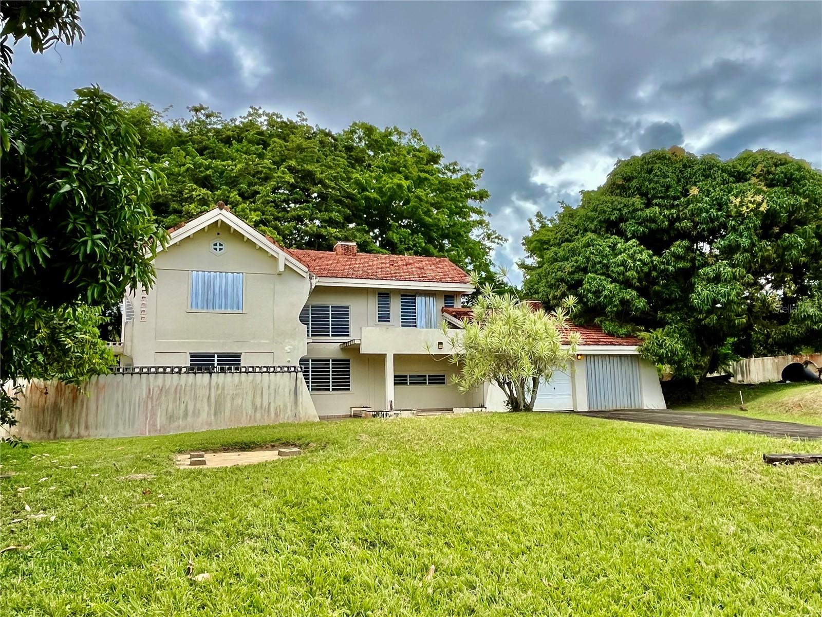 Welcome to Your Next Oasis of Tranquility!
This spectacular country property combines the serenity of nature with the comfort of spacious and versatile spaces. It is the ideal opportunity for those looking for a property to repair, personalize, and turn into their forever home, enjoying the process of designing their own space while securing an excellent investment.

Located in a peaceful setting and surrounded by vibrant greenery, the residence features a fluid layout and abundant natural light:

Restful Spaces: It boasts three spacious bedrooms designed for maximum comfort. Two of them elevate the experience of privacy by featuring their own private balconies—the perfect spot to enjoy your morning coffee or unwind with the country breeze at sunset.

Common Areas with Great Potential: The property stands out for its generous areas that integrate the living room, dining room, and kitchen, offering a blank canvas with extraordinary potential to remodel, expand, and adapt exactly to your tastes and needs.

Outdoor Potential: Its large plot of land is a designer's dream, ideal for developing an entertainment area, terraces, a pool, or custom landscaping.

Strategic Location
It offers the perfect balance: the country escape you are looking for, without losing accessibility to main roads, shops, and essential services.

If you are looking for a project with unmatched value where you can repair to your liking and live in total comfort, this is the unique opportunity you have been waiting for! Contact us today to schedule a viewing and discover all the possibilities this property has to offer.