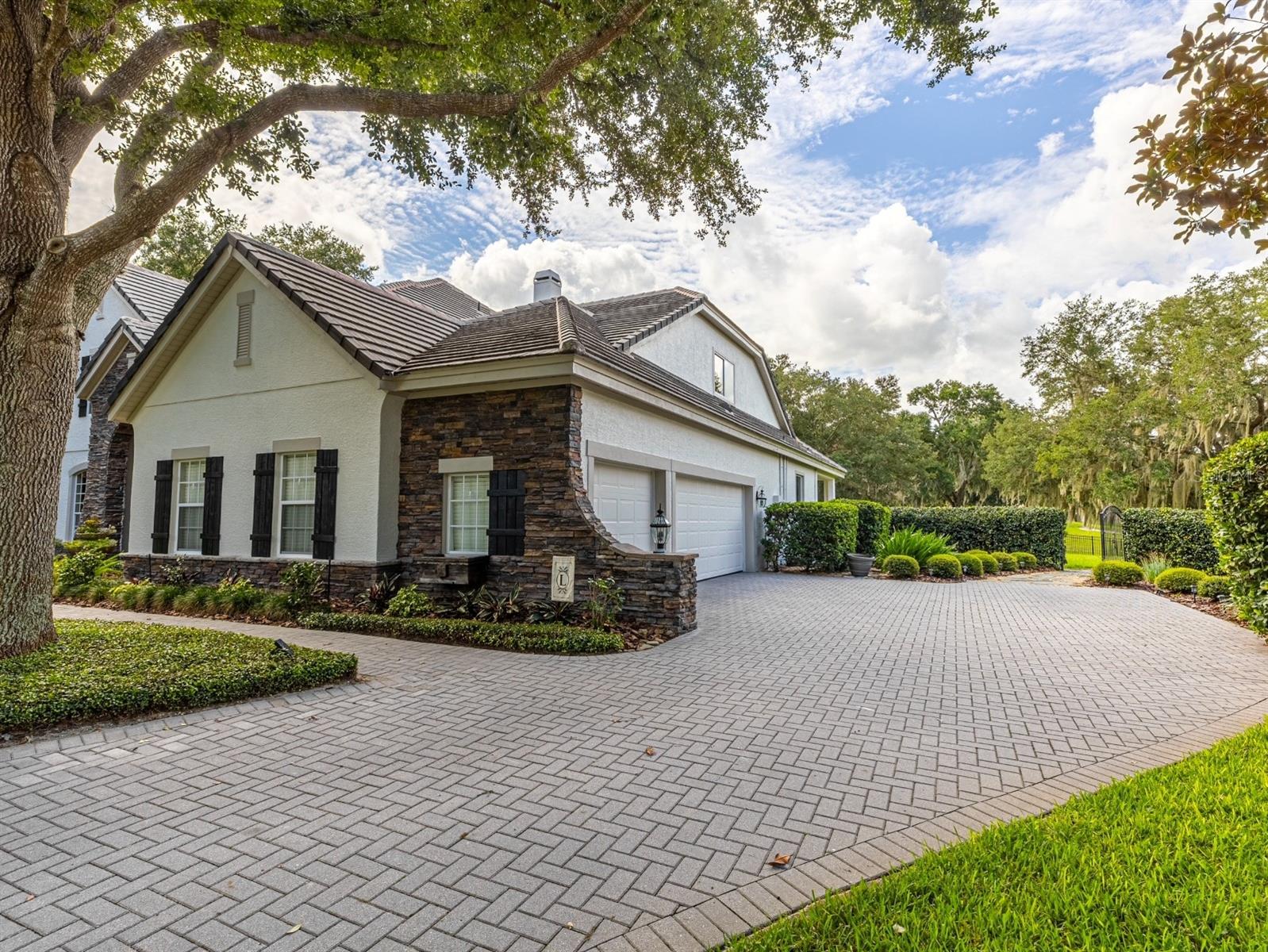 HEATHROW COUNTRY ESTATES - Residential
