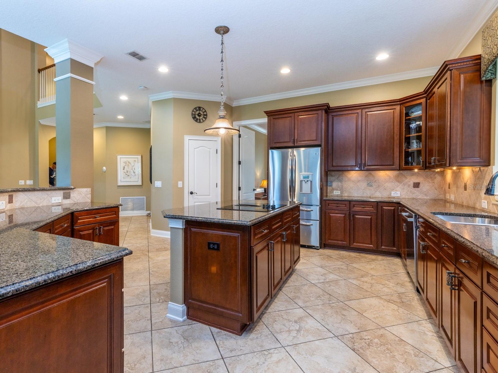 HEATHROW COUNTRY ESTATES - Residential