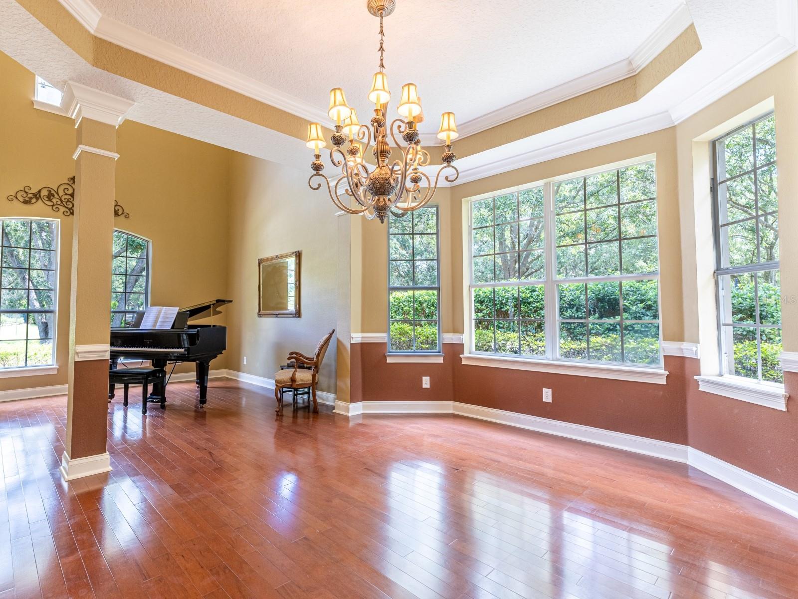 HEATHROW COUNTRY ESTATES - Residential