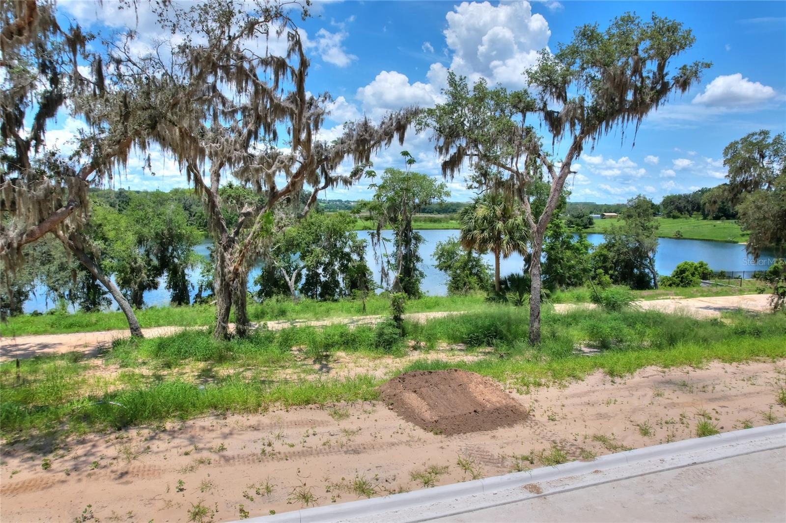 MIRROR LAKE - Residential