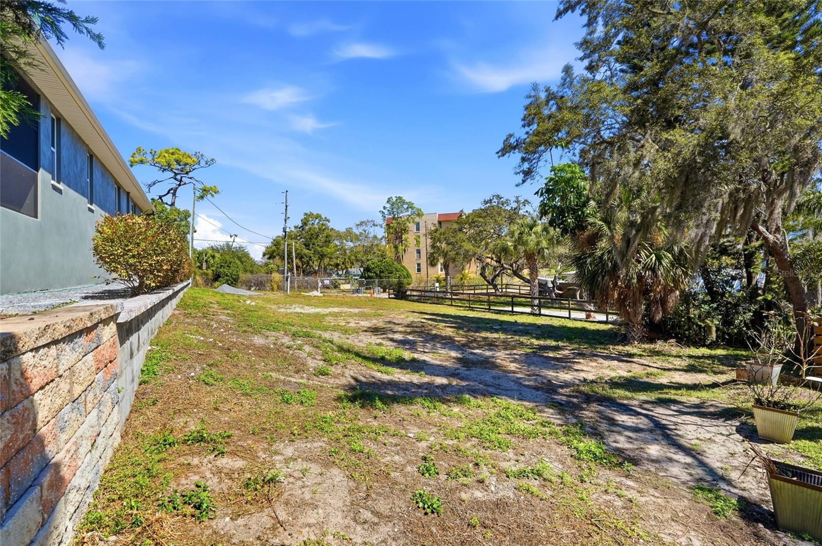 GNUOY PARK - Land