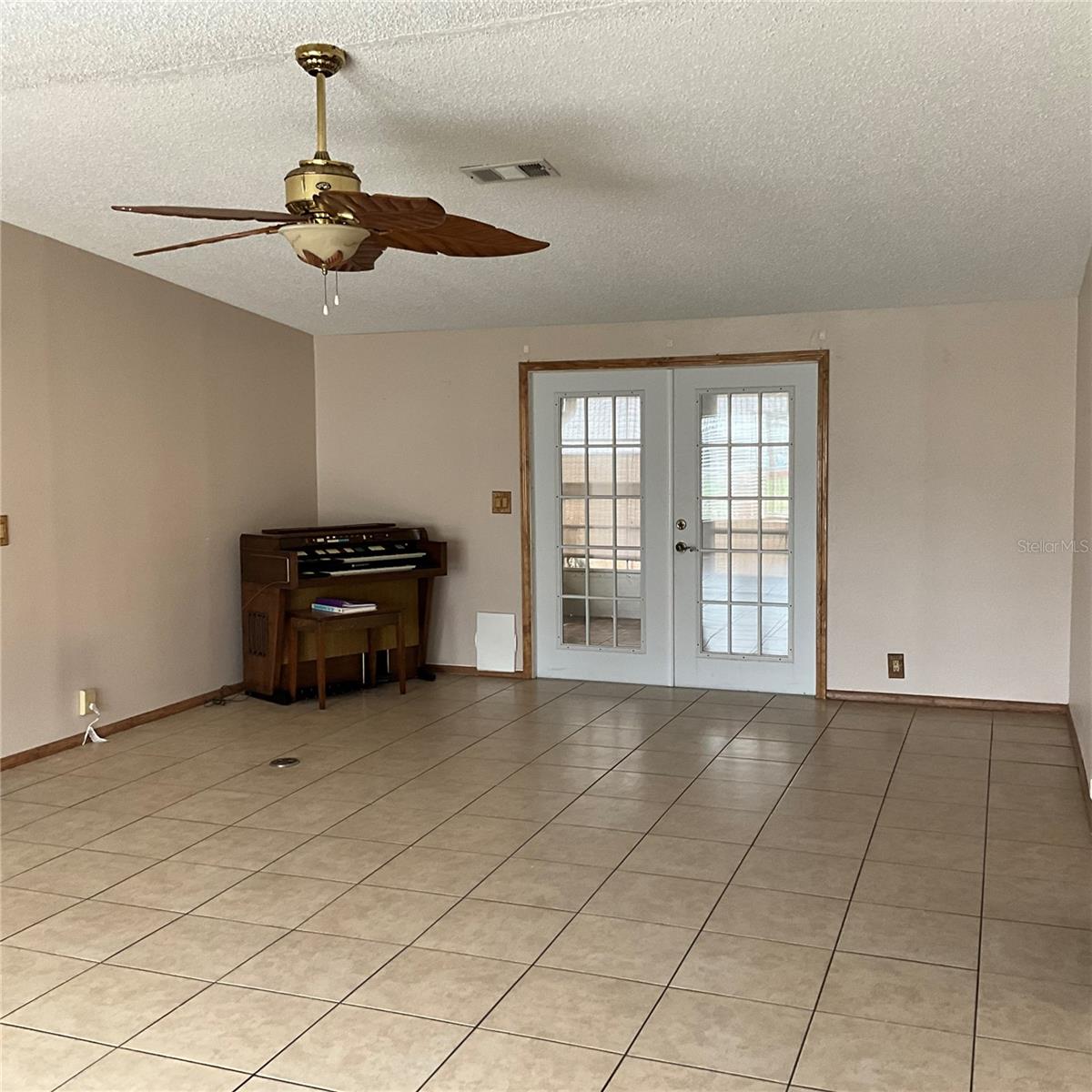 TRADERS COVE UNIT 01 - Residential