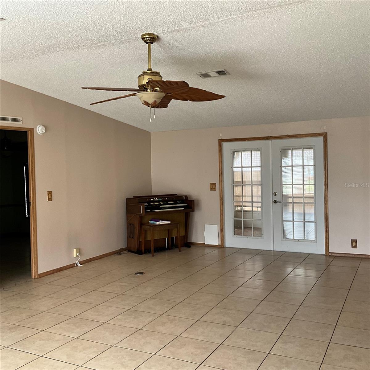 TRADERS COVE UNIT 01 - Residential