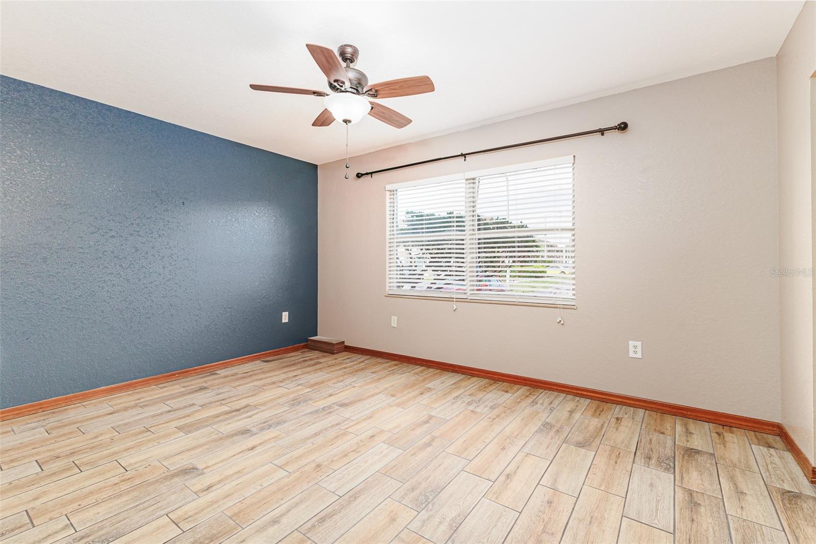 LAKE BENTLEY SHORES CONDO PH 01 - Residential