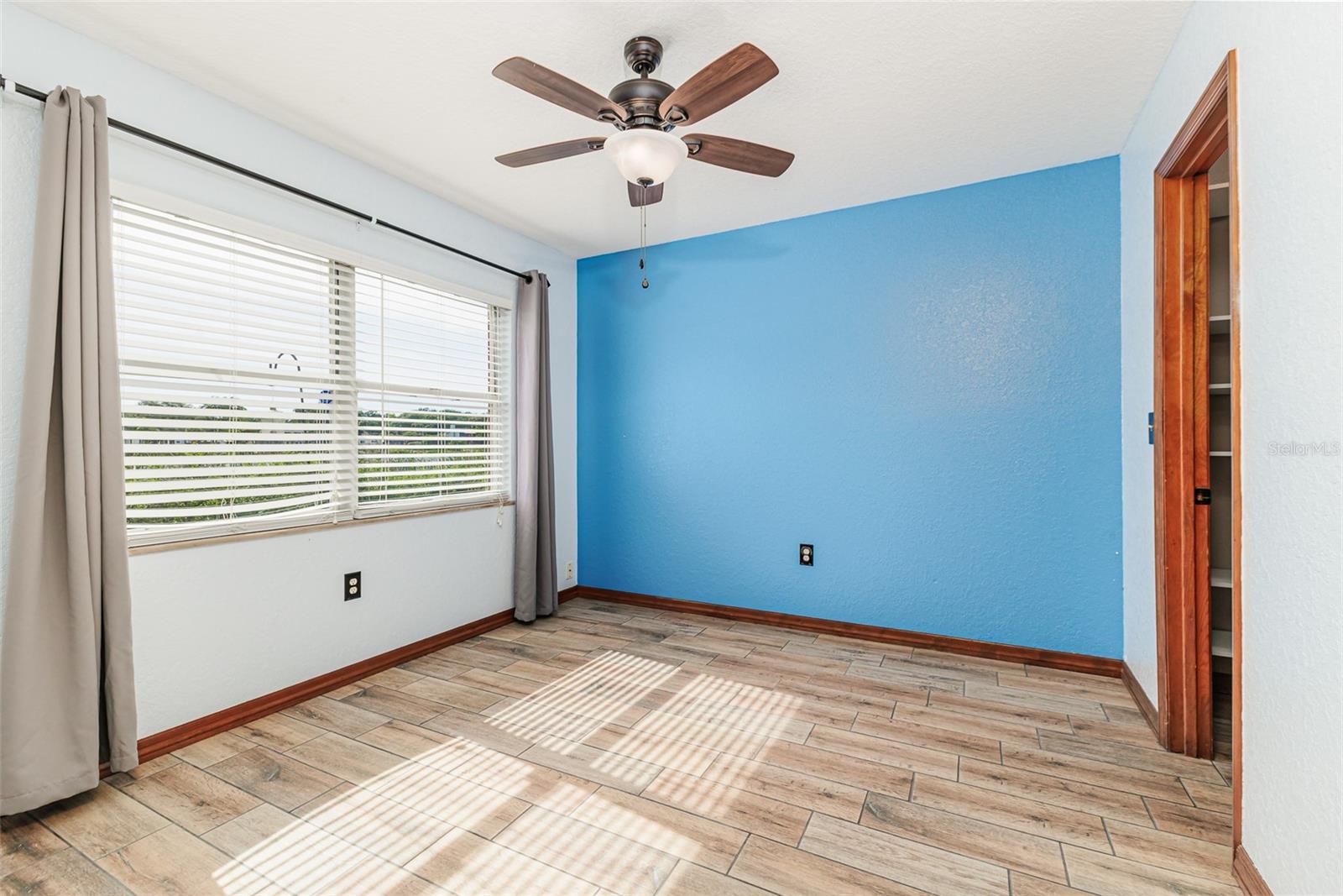 LAKE BENTLEY SHORES CONDO PH 01 - Residential