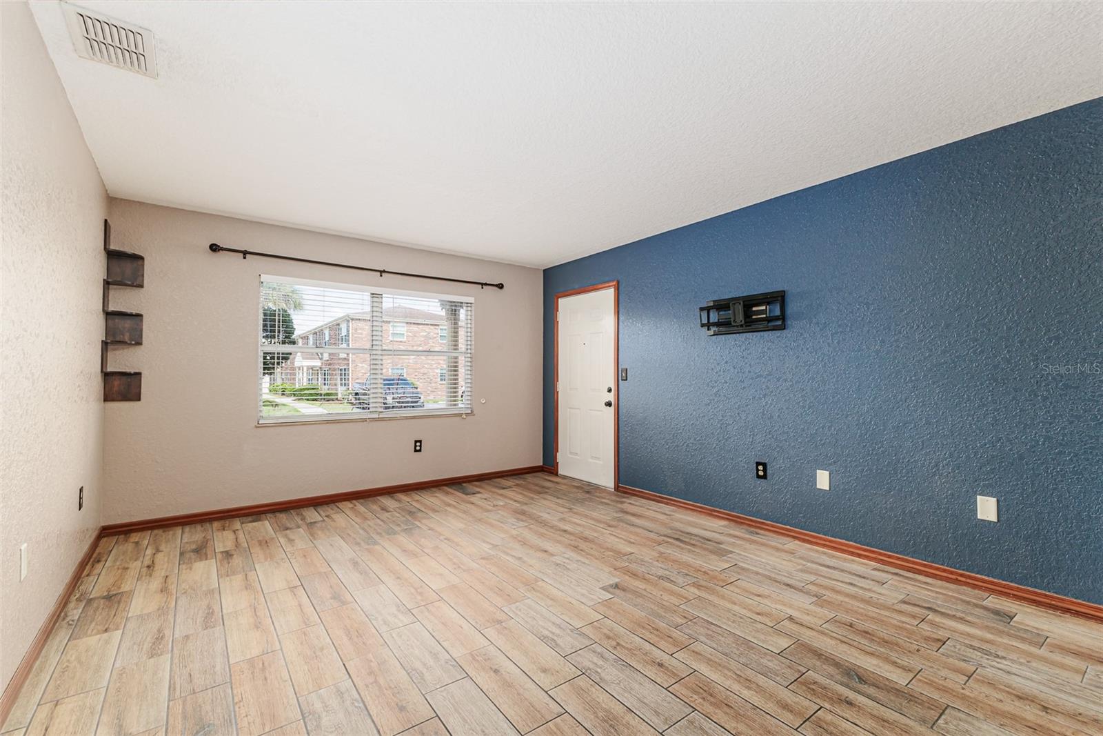 LAKE BENTLEY SHORES CONDO PH 01 - Residential