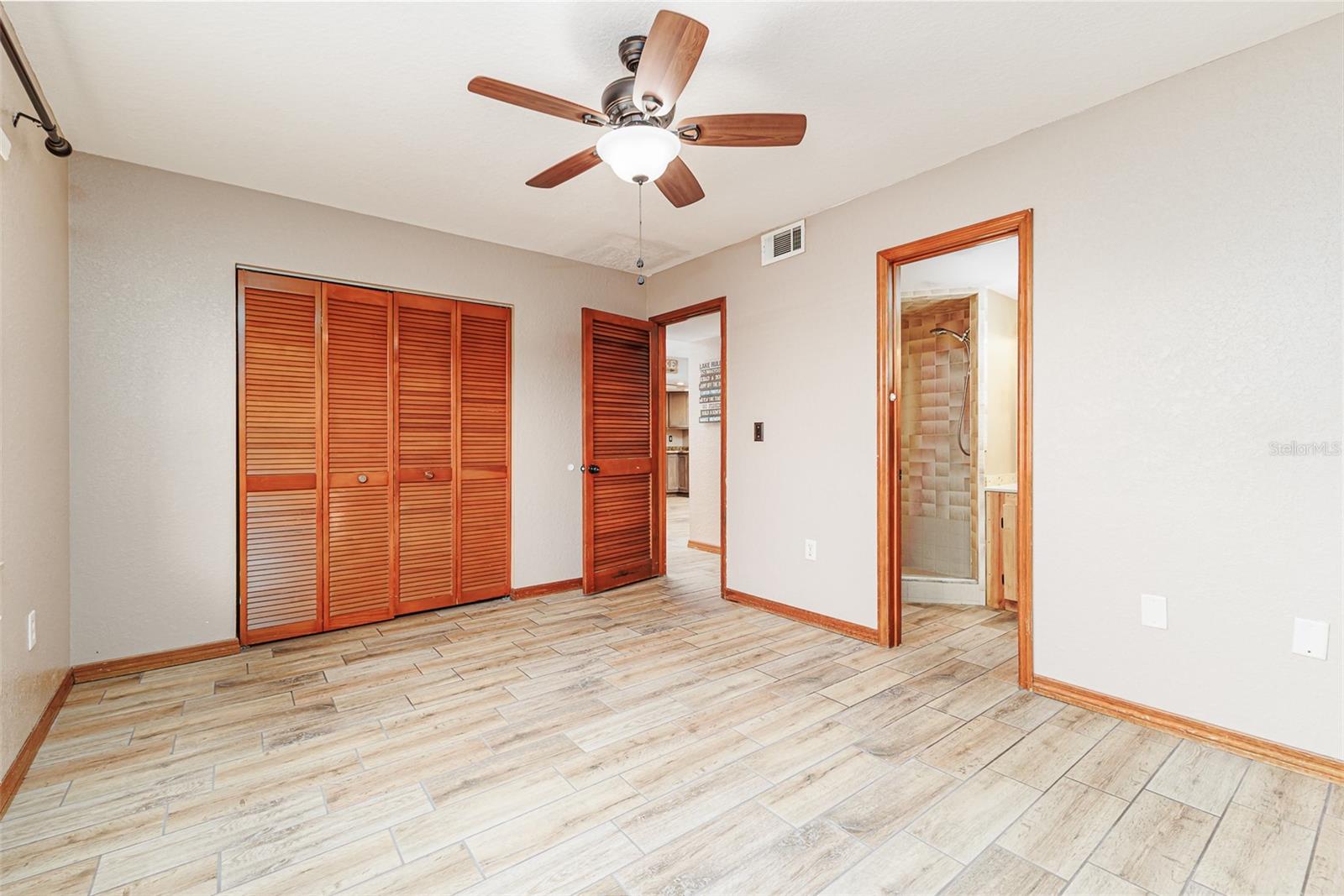 LAKE BENTLEY SHORES CONDO PH 01 - Residential