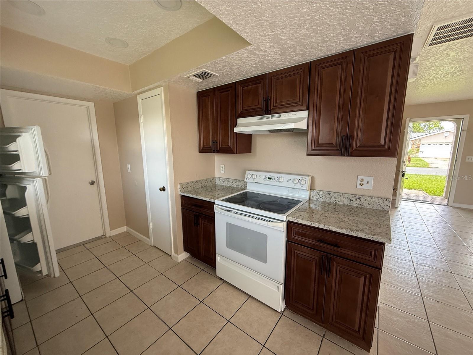BVL UNIT 6 1ST ADD - Residential Lease
