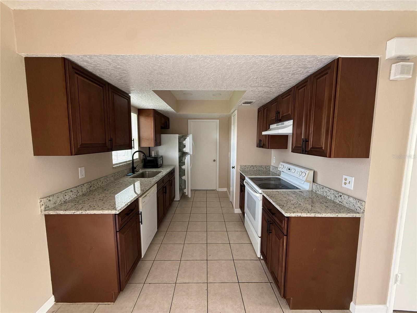 BVL UNIT 6 1ST ADD - Residential Lease