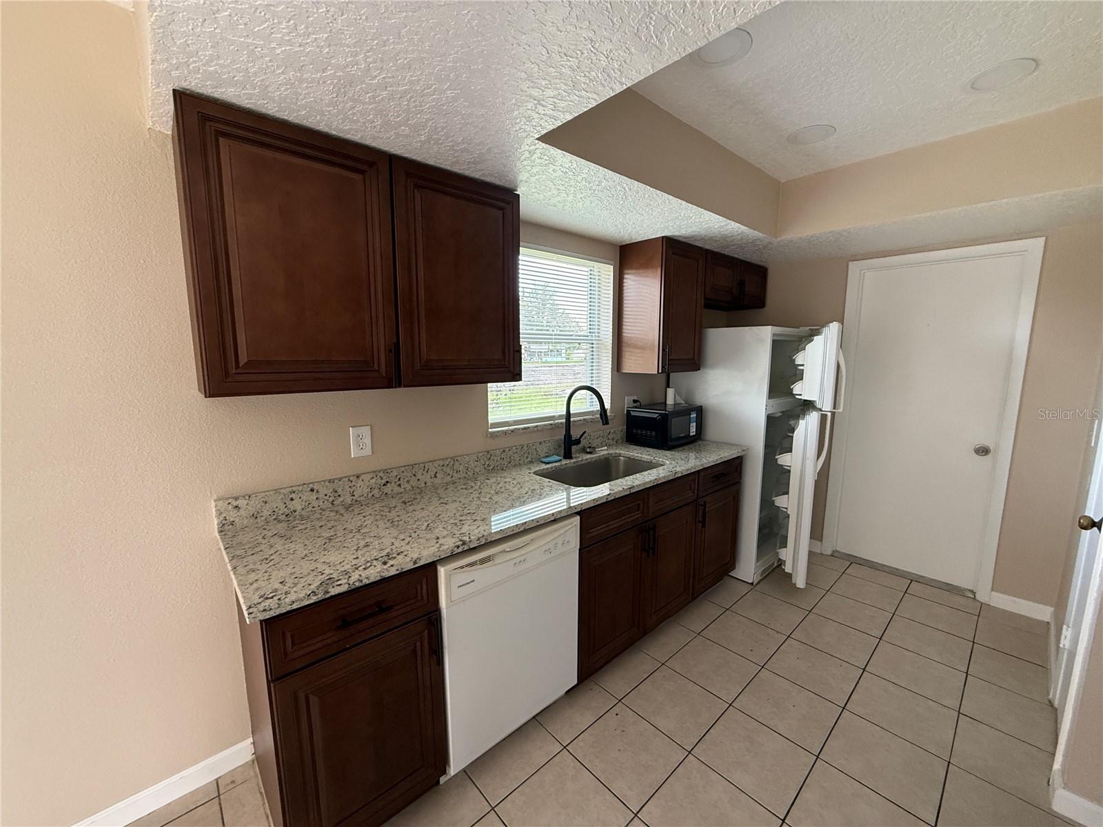 BVL UNIT 6 1ST ADD - Residential Lease