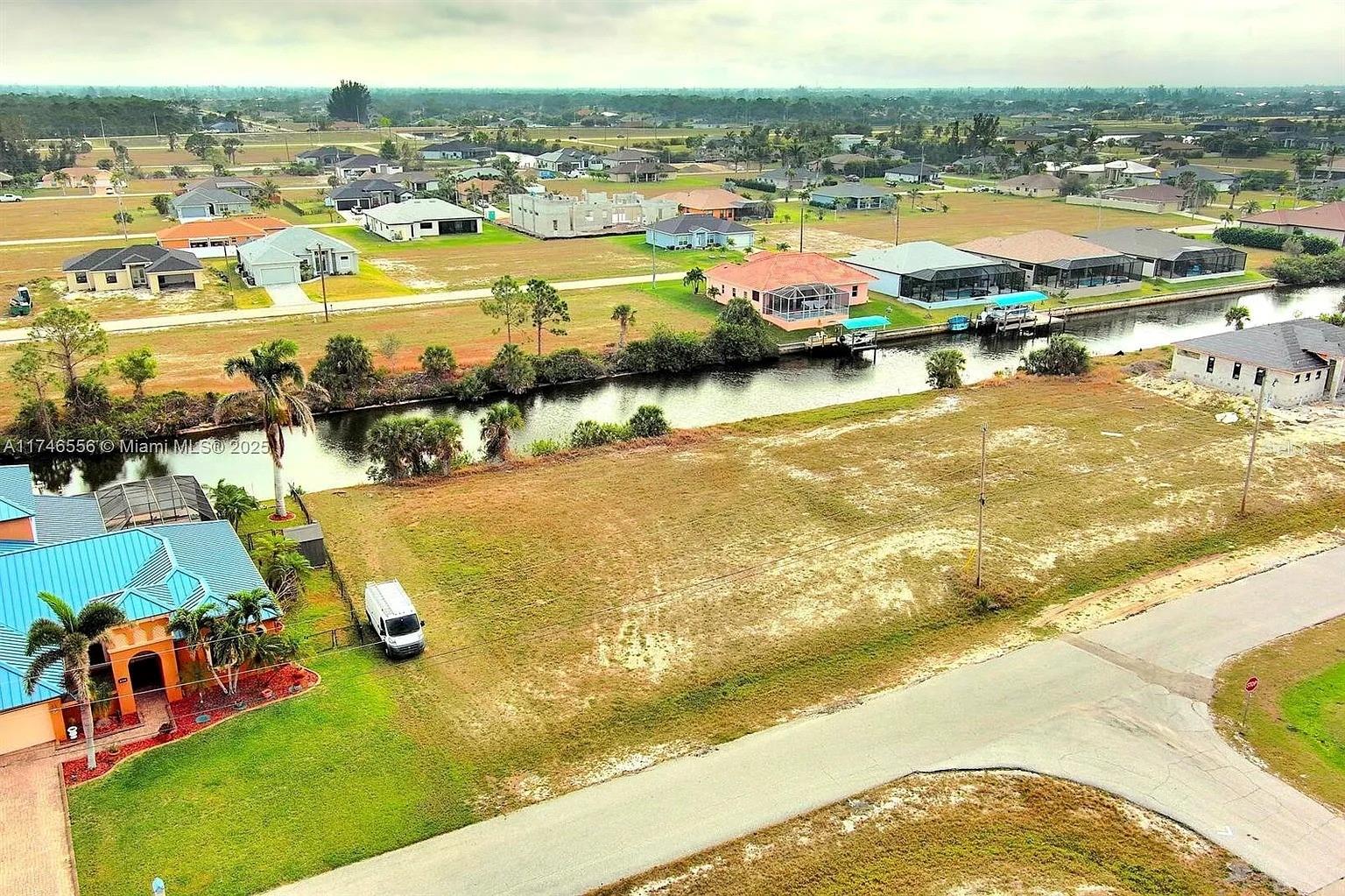 CAPE CORAL - Land