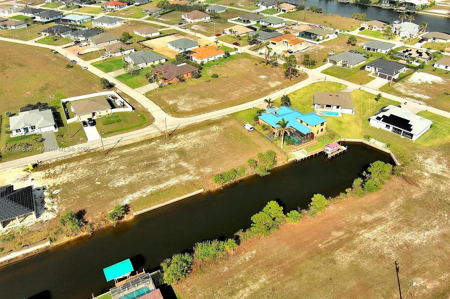CAPE CORAL - Land