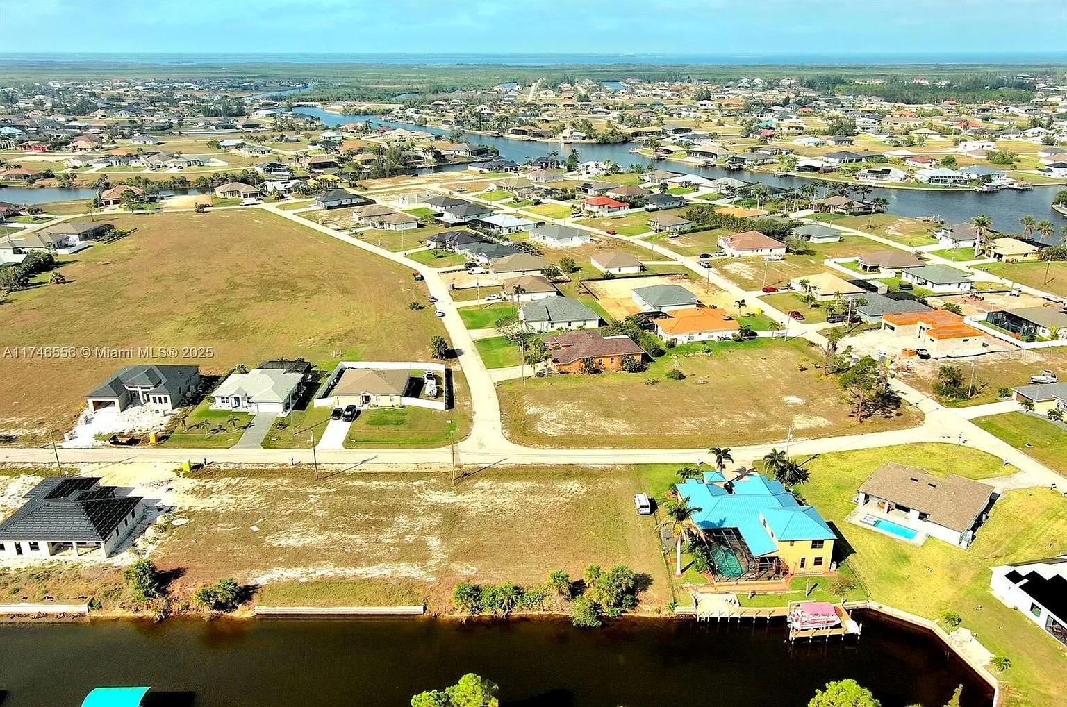 CAPE CORAL - Land