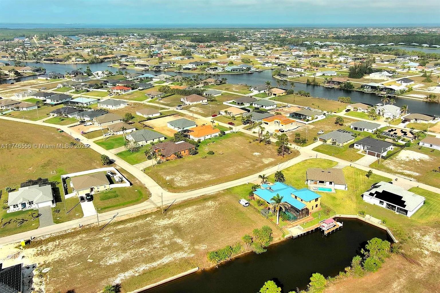 CAPE CORAL - Land