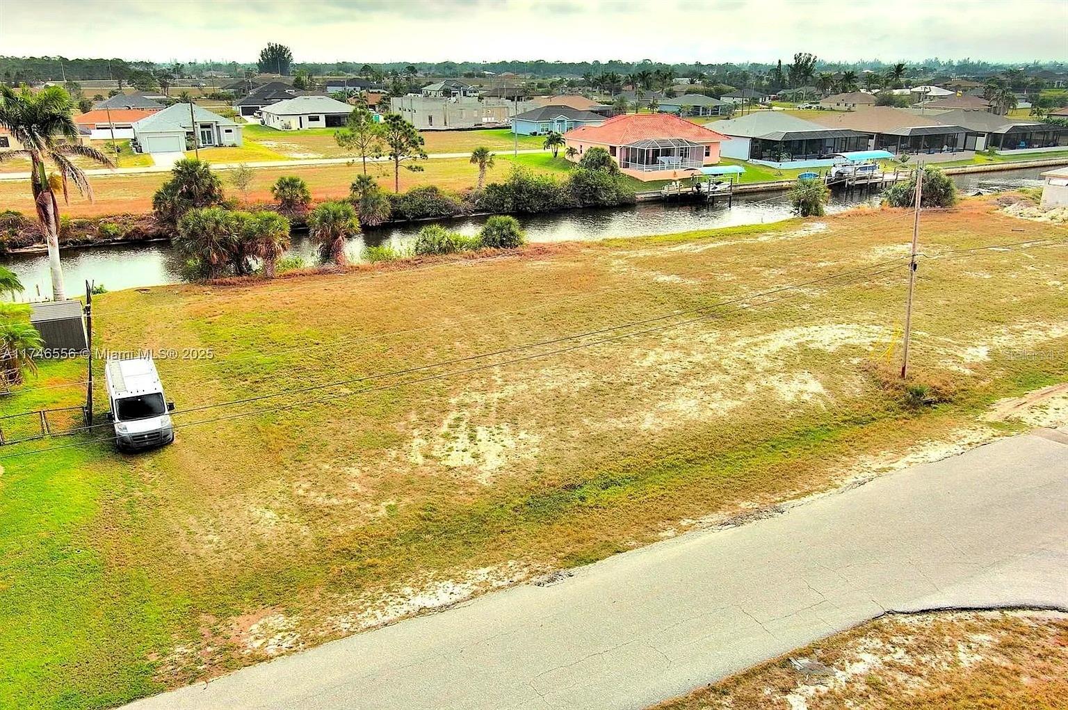 CAPE CORAL - Land