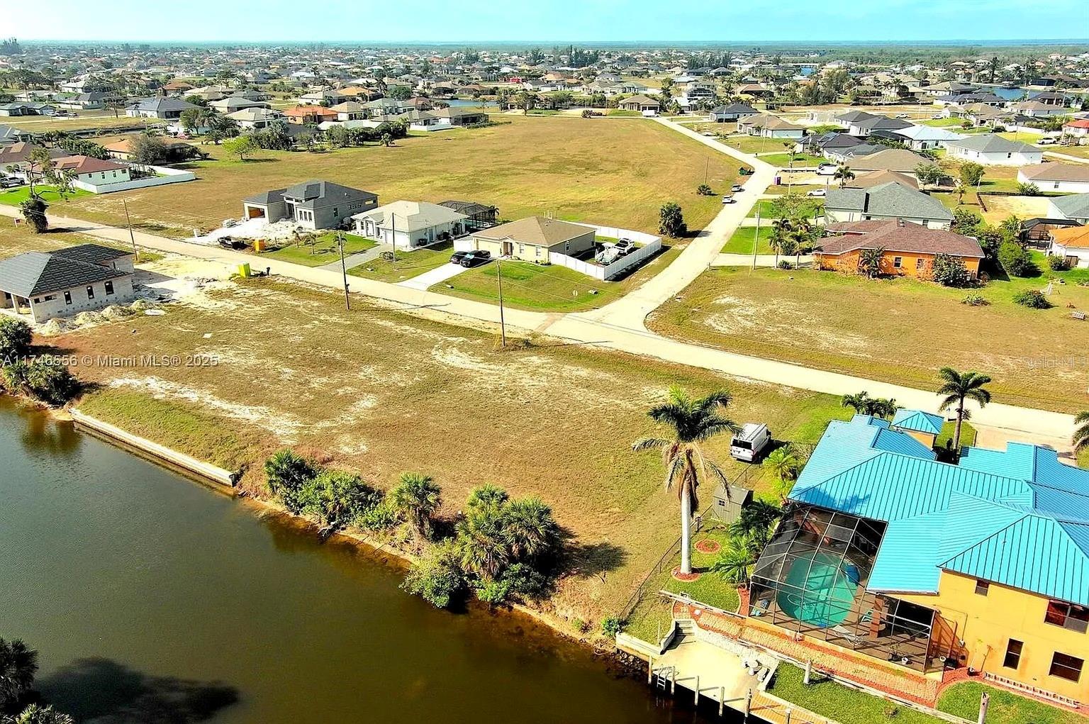 CAPE CORAL - Land