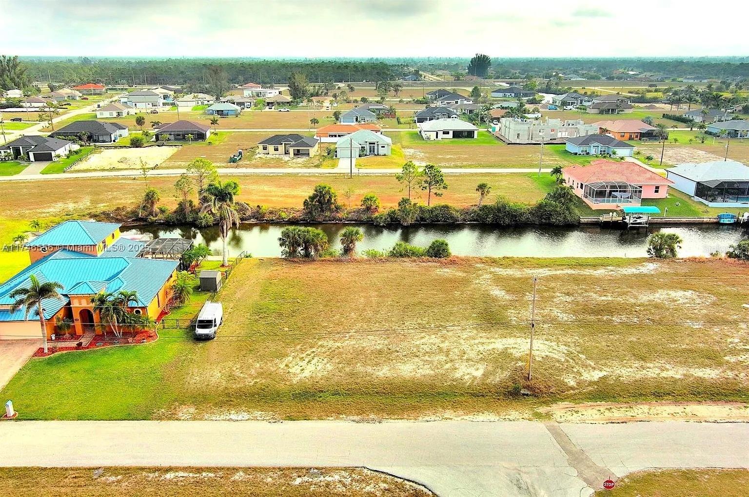 CAPE CORAL - Land