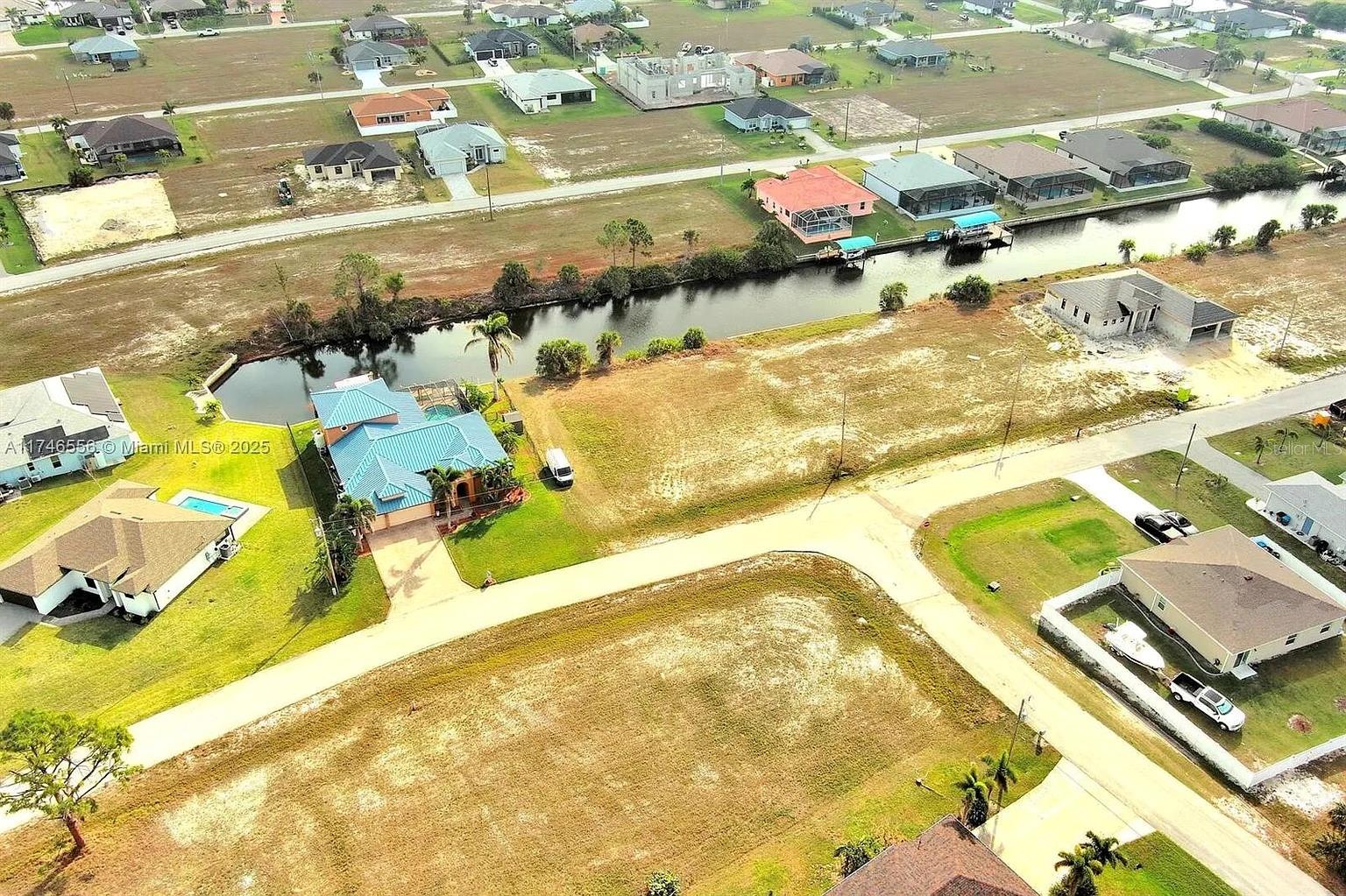 CAPE CORAL - Land