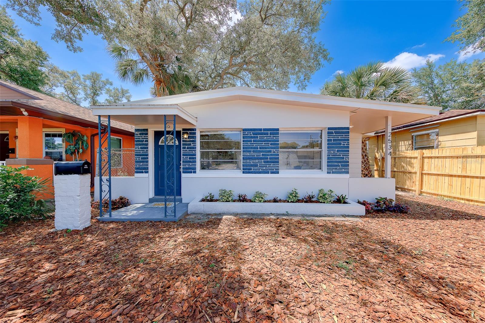 SUPER CUTE ALL REDONE BLOCK HOME WITH SLAB FOUNDATION.(BEST CONSTRUCTION YOU CAN GET) VAULTED CEILINGS THROUGHOUT WITH  BEAUTIFUL WOOD LOOKING CERAMIC TILE. FEELS LIKE A NEW HOME WITH ALL WALLS AND CEILINGS NEWLY TEXTURED AND PAINTED. KITCHEN HAS NEW SOLID WOOD 36 INCH SHAKER CABINETS WITH SLOW CLOSING DOORS AND DRAWERS AND HIGH END CARRARA WHITE QUARTZ COUNTERTOP AND NEW STAINLESS STEEL APPLIANCES. GOOD SIZE BATHROOM THAT HAS BEEN TASTEFULLY REDONE. NEWER HOT WATER HEATER AND ELECTRIC PANEL. INDOOR LAUNDRY ROOM WITH WASHER/DRYER HOOKUP. 
NEW ENERGY EFFICIENT 18000 BTU MINISPLIT AIR CONDITION  WHICH CAN COOL 1000 SQUARE FEET OF LIVING SPACE. BACKYARD ALL ENCLOSED  WITH 6 FOOT CHAIN LINK FENCING. LOCATION IS ONLY 9 BLOCKS FROM GRAND CENTRAL DISTRICT, LESS THAN 1 MILE AWAY. NO FLOOD AND NON EVACUATION AREA. 2 MIN WALK TO TENNIS COURTS AND LARGE GREENSPACE.
