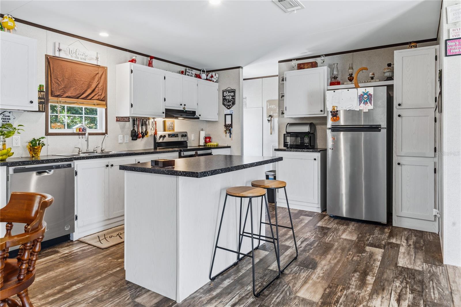 HOLIDAY LAKE ESTATE - Residential