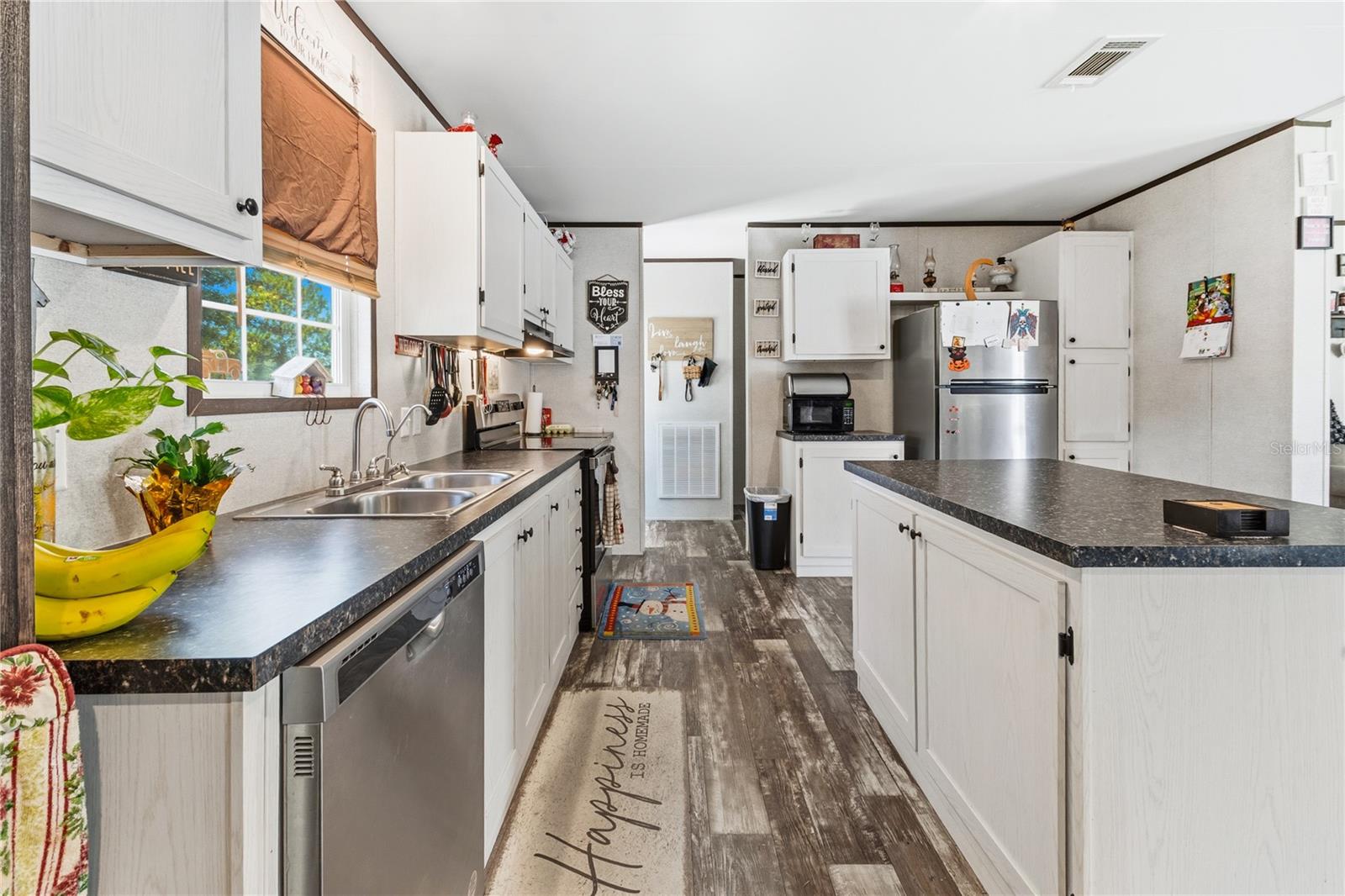 HOLIDAY LAKE ESTATE - Residential