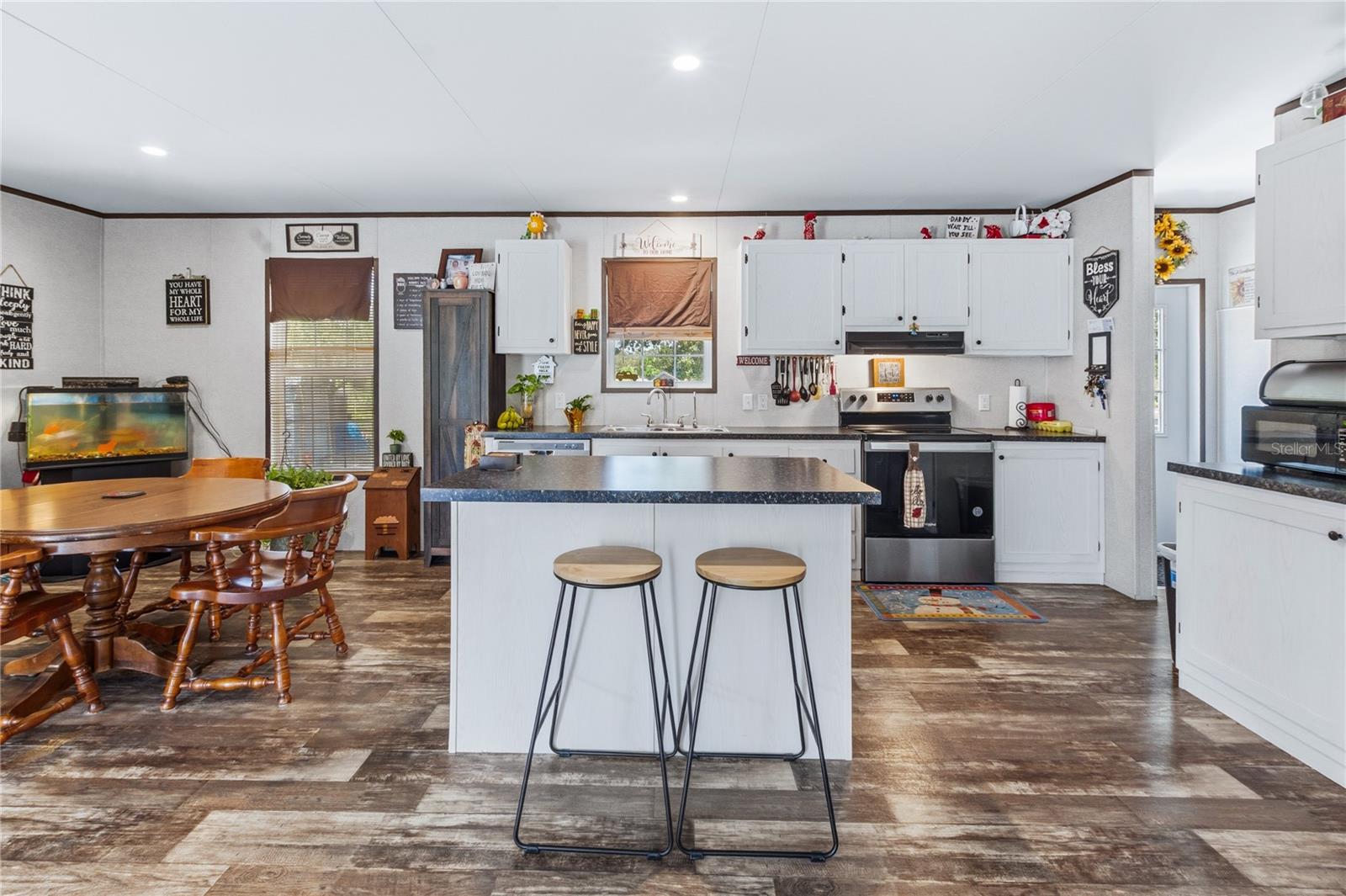 HOLIDAY LAKE ESTATE - Residential