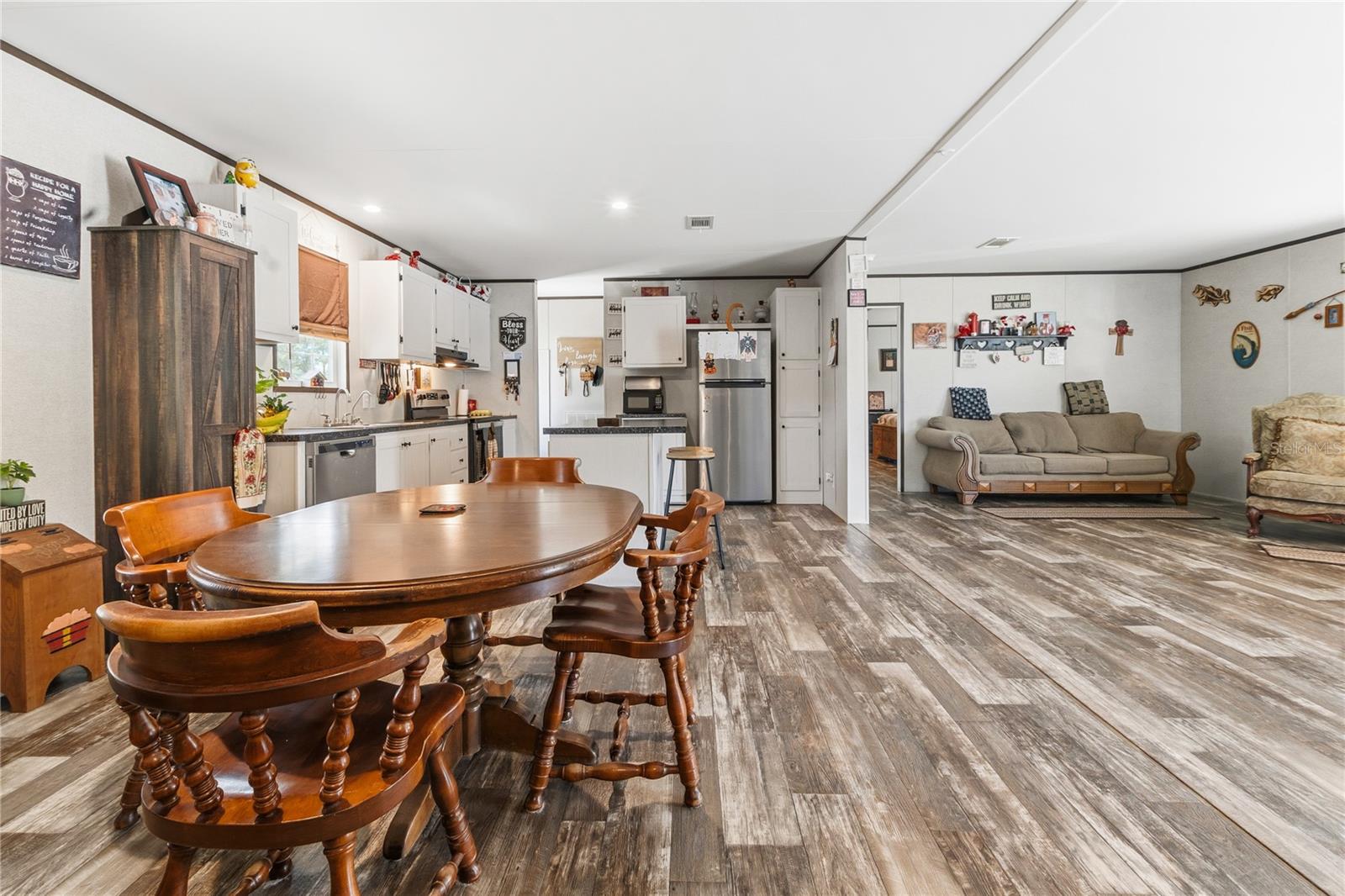 HOLIDAY LAKE ESTATE - Residential