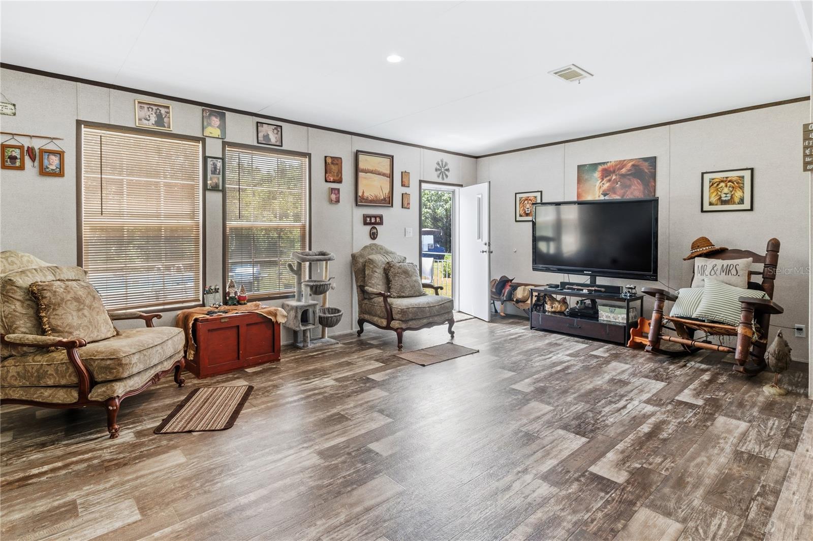 HOLIDAY LAKE ESTATE - Residential