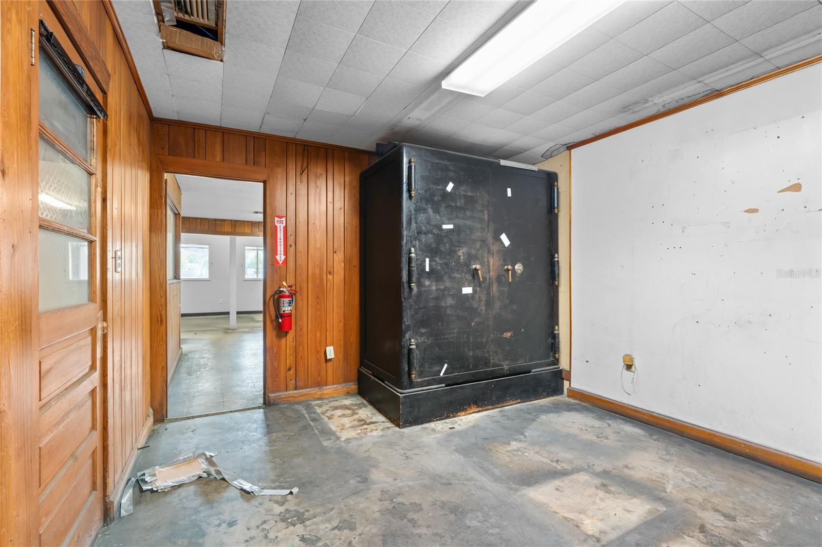 ALLREDS ADD - Commercial Lease