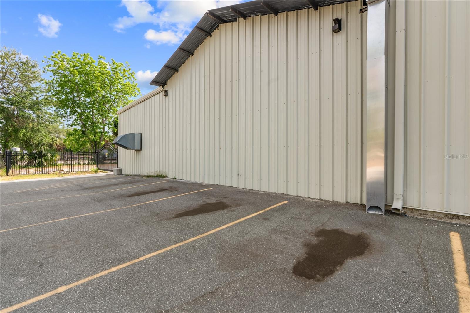 ALLREDS ADD - Commercial Lease