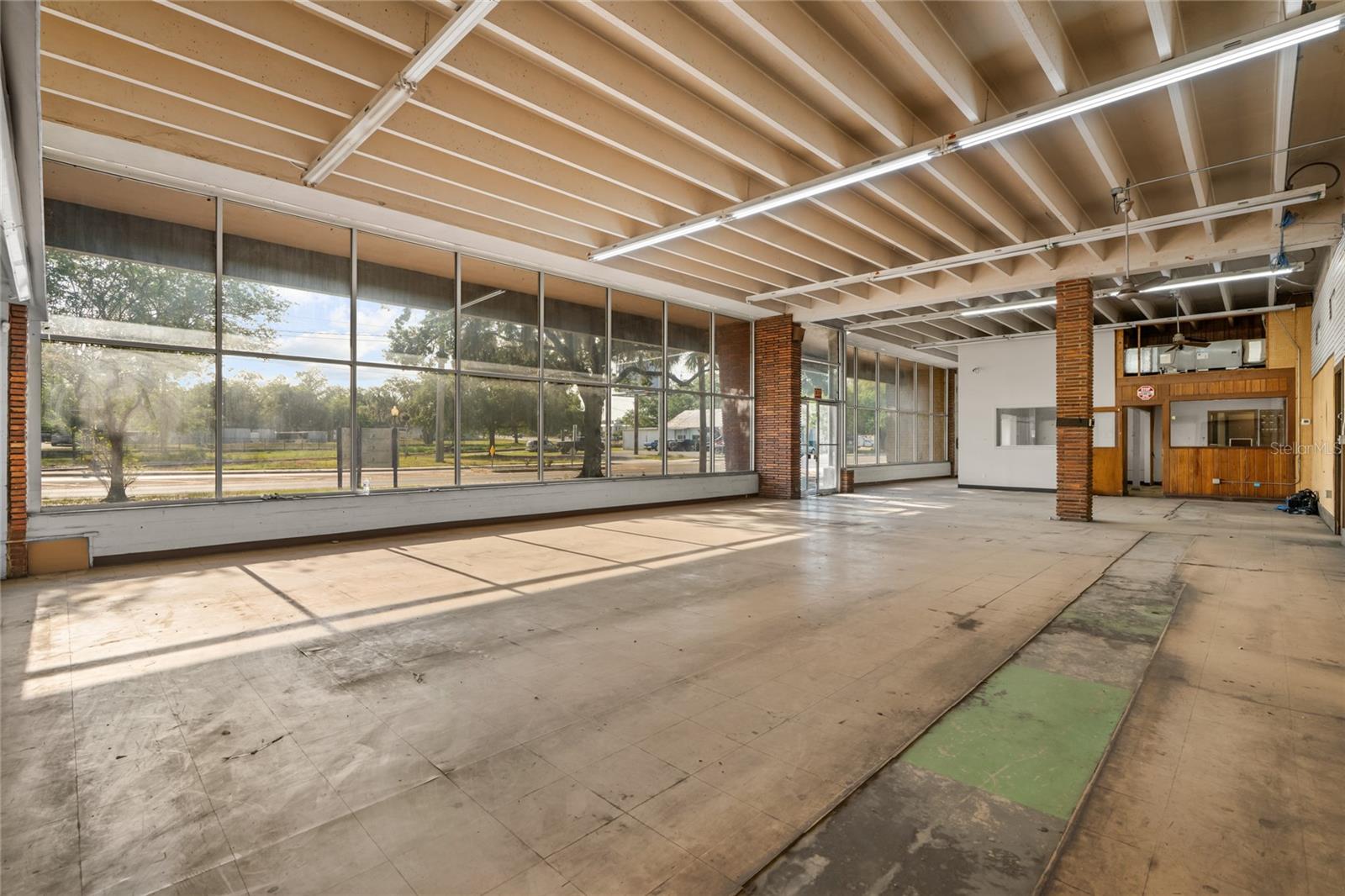 ALLREDS ADD - Commercial Lease