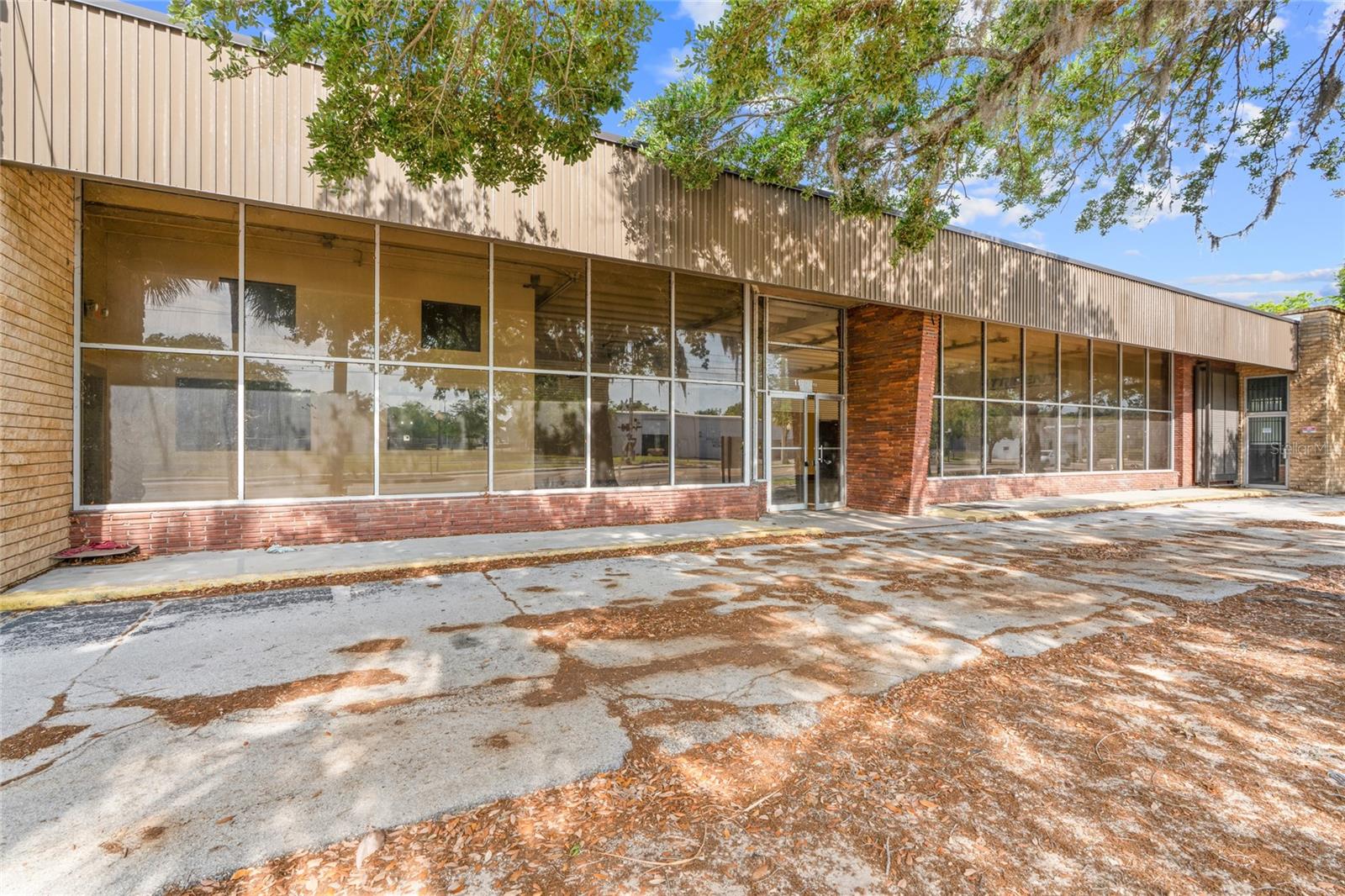 ALLREDS ADD - Commercial Lease