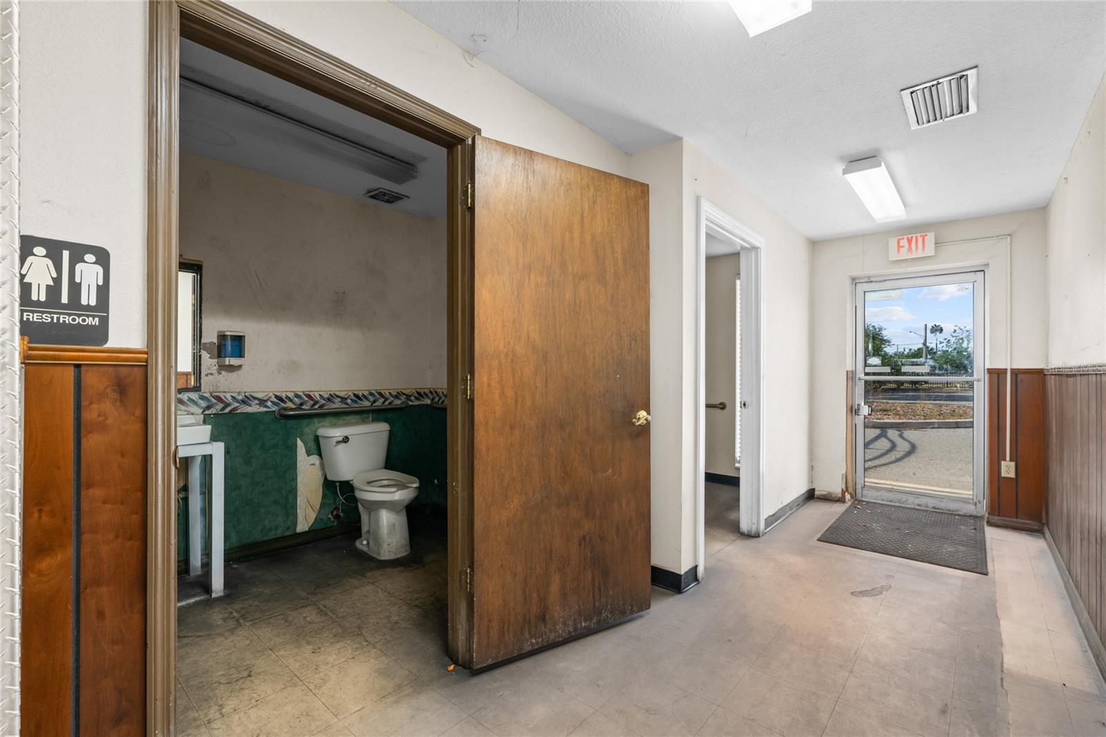 ALLREDS ADD - Commercial Lease