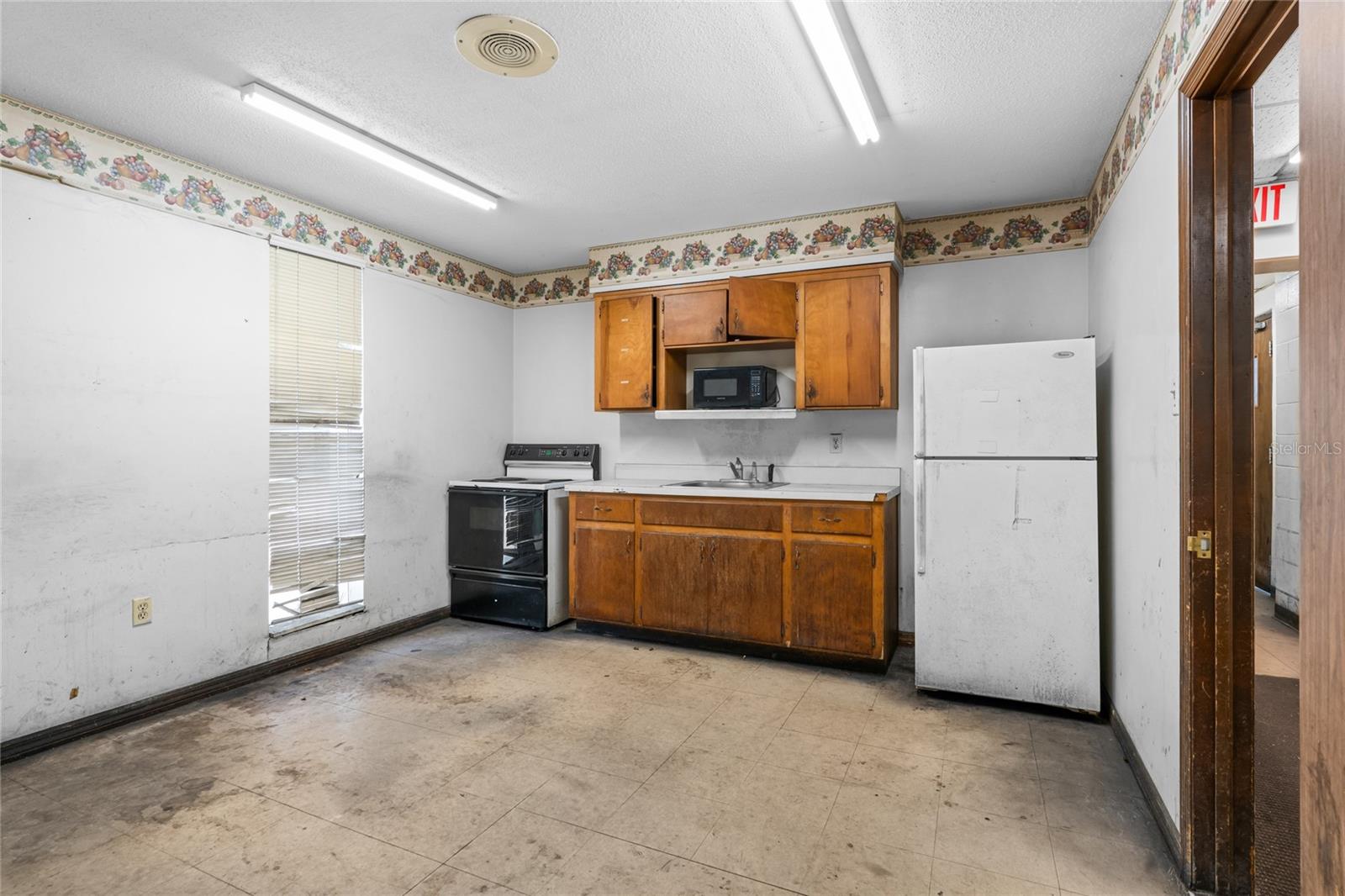 ALLREDS ADD - Commercial Lease