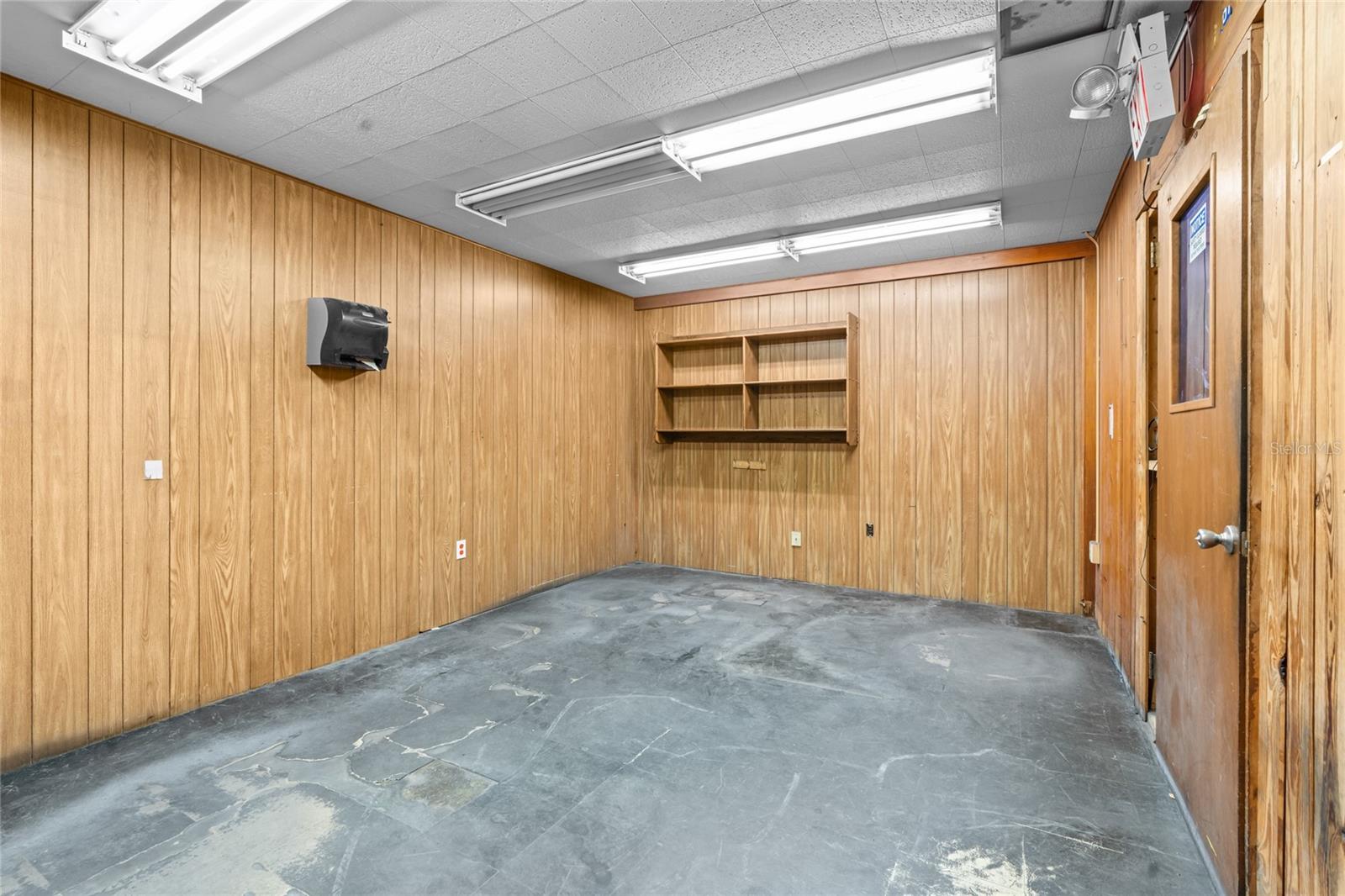 ALLREDS ADD - Commercial Lease