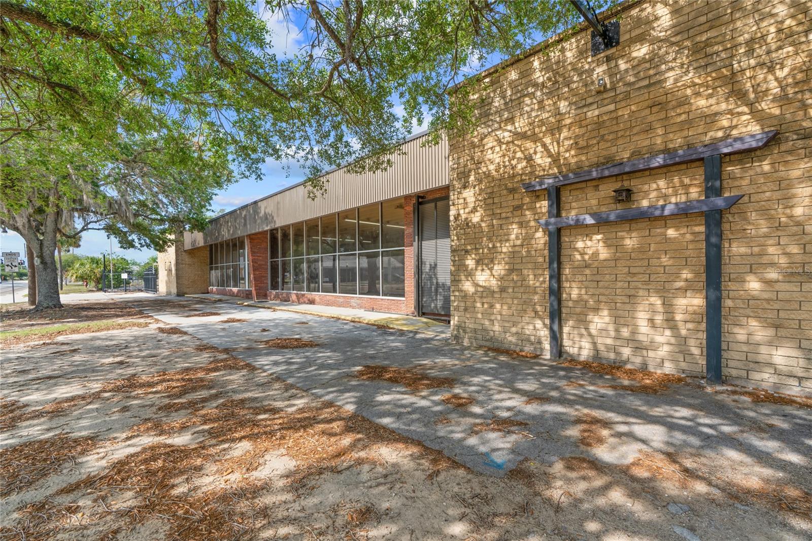 ALLREDS ADD - Commercial Lease