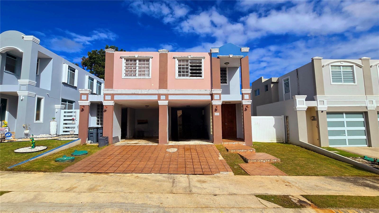 Plaza de la Fuente Urbanization | Controlled Access | Excellent Location
Looking for space, location, and the potential to personalize your home to your liking?

This property has EVERYTHING to become the home you've always dreamed of.
Strategically located in Toa Alta, PR. Close to banks, pharmacies, highways, and with quick access to the metropolitan area.
Features that make the difference:

4 spacious bedrooms
3 full bathrooms + 1 half bathroom
2 bedrooms with ensuite bathrooms
Living room, dining room, and kitchen with excellent layout
Carport for 2 vehicles
Concrete terrace ideal for entertaining
Large backyard with potential for a pool and future amenities
Property details: • 2,542 square feet of construction
Lot size: 411 square meters
Year built: 2000
Requires cosmetic improvements (perfect for customizing it to your style!)
Includes: 4 air conditioners
Water heater
Stove
Light fixtures
High-profile gated community with controlled access, ideal for families:

Community pool
Basketball and tennis courts
Play areas
Parks liabilities for family enjoyment
