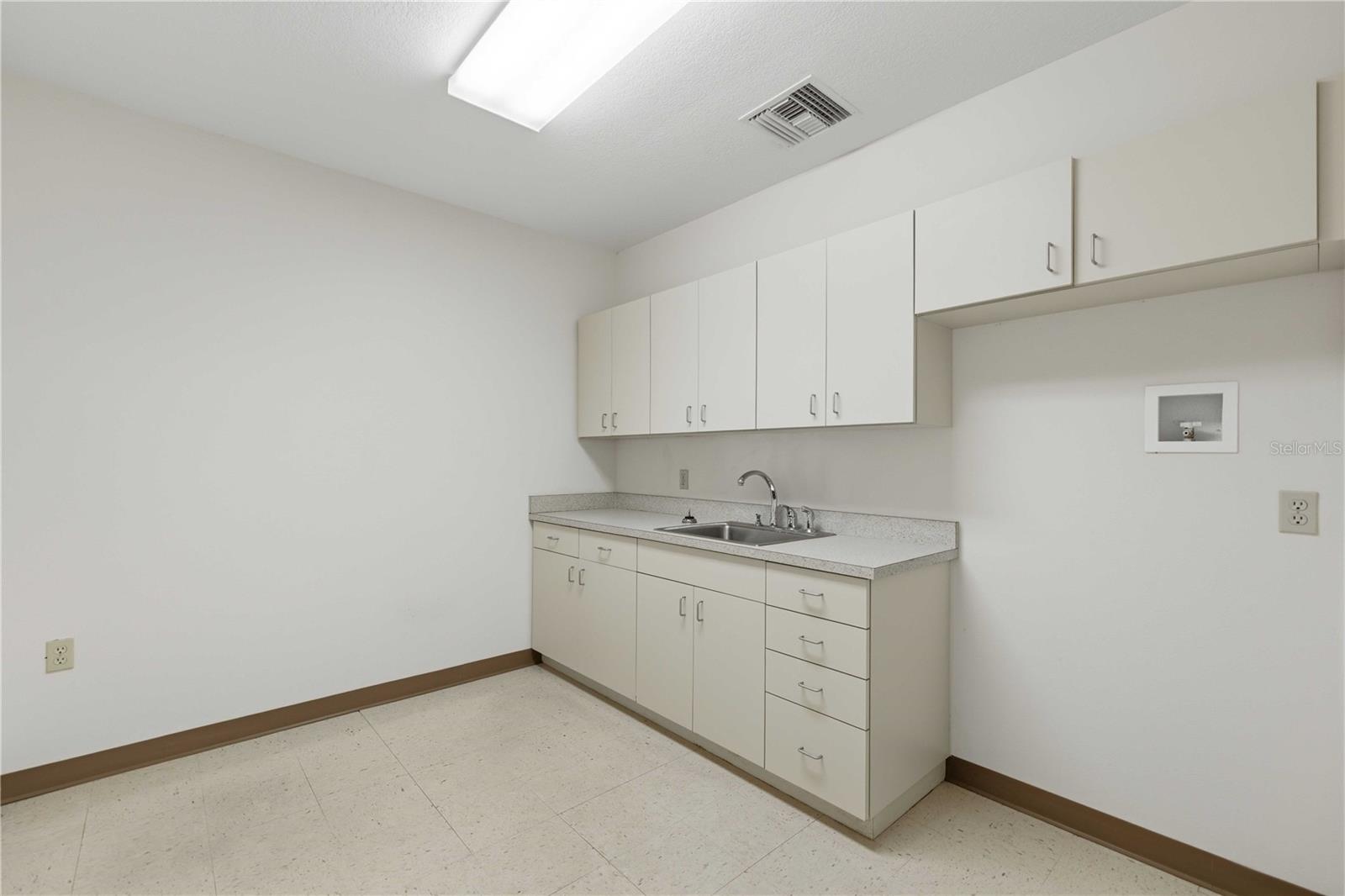 35TH STREET INDUST COMPLEX - Commercial Lease